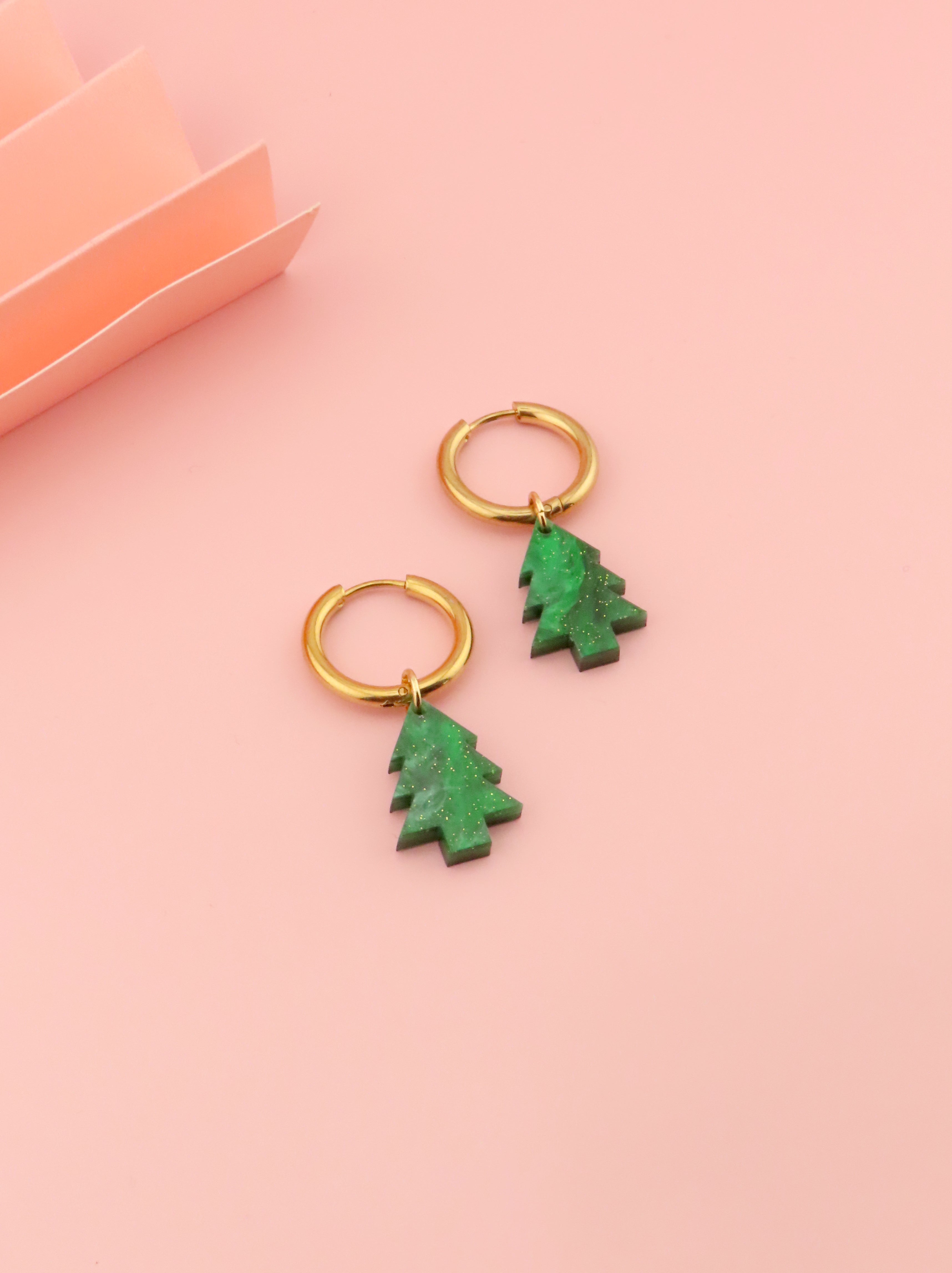 Creolen aus vergoldetem Edelstahl mit glitzerndem Acrylanhänger in tiefem tannengrünem Weihnachtsbaumdesign