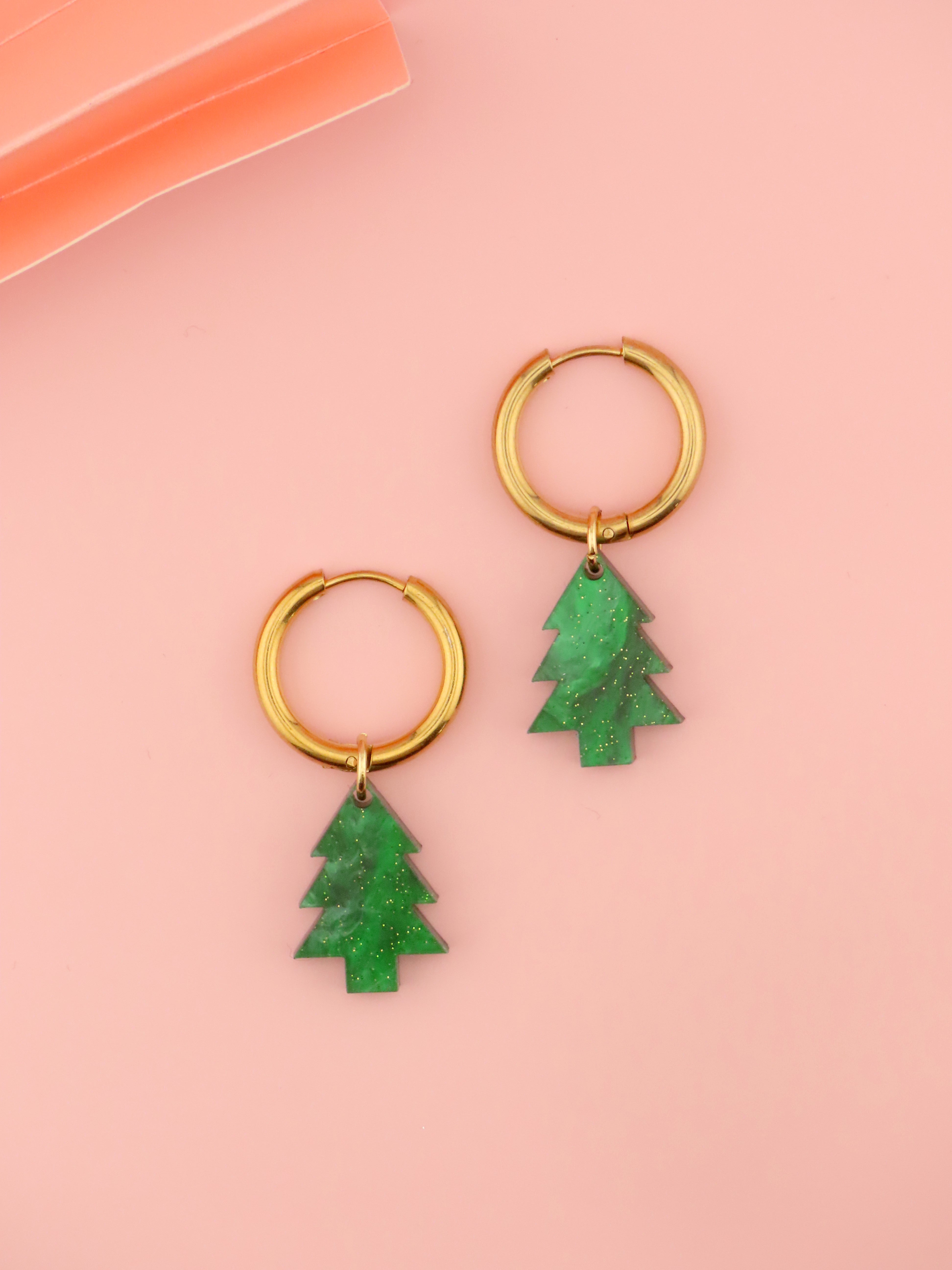 Vergoldete Edelstahlcreolen mit tannengrünem, leicht marmoriertem Acrylanhänger in Tannenbaumform und feinem Glitzer