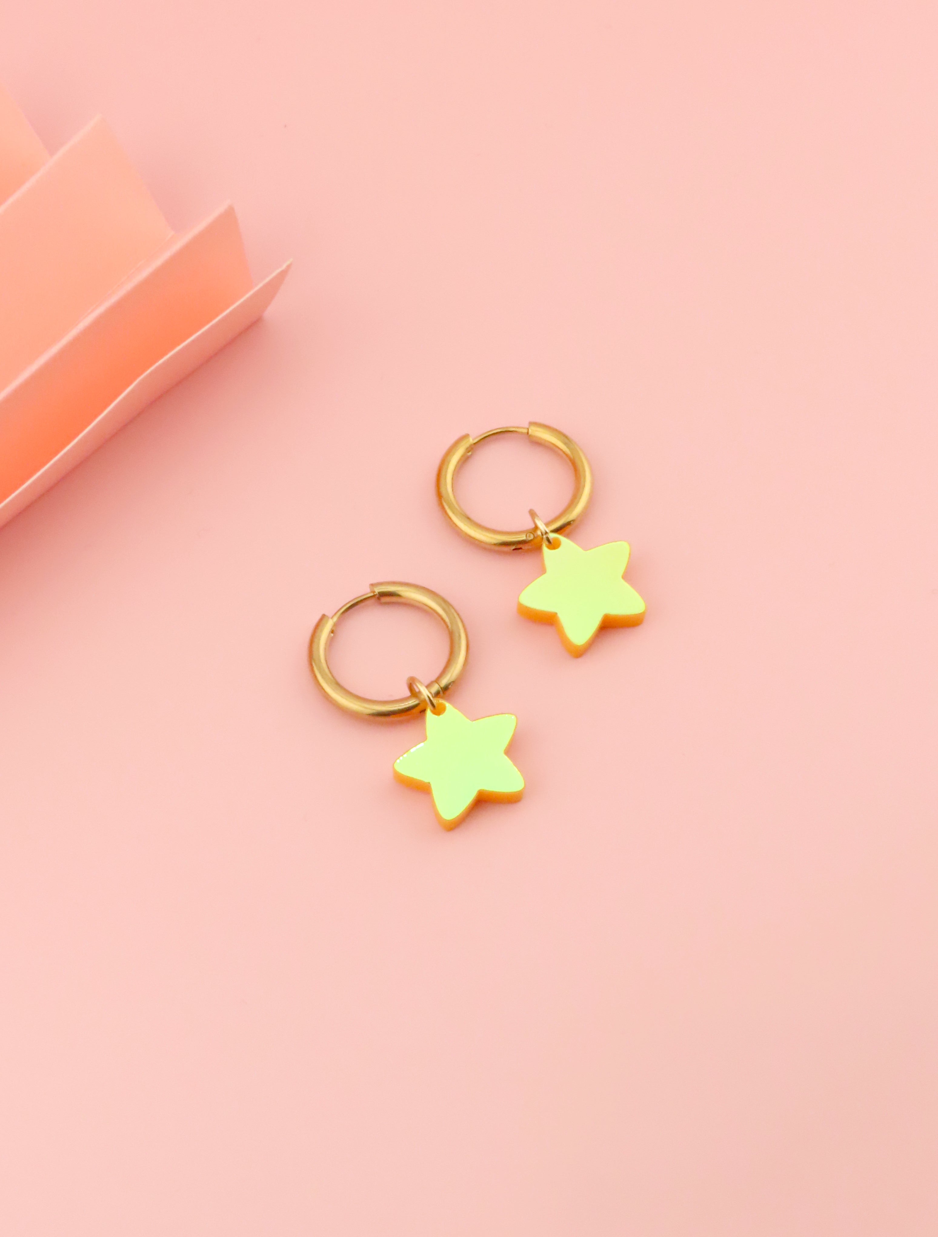 Creole aus goldfarbenem Edelstahl mit schimmerndem, gelb-irisierendem Sternanhänger aus Acryl