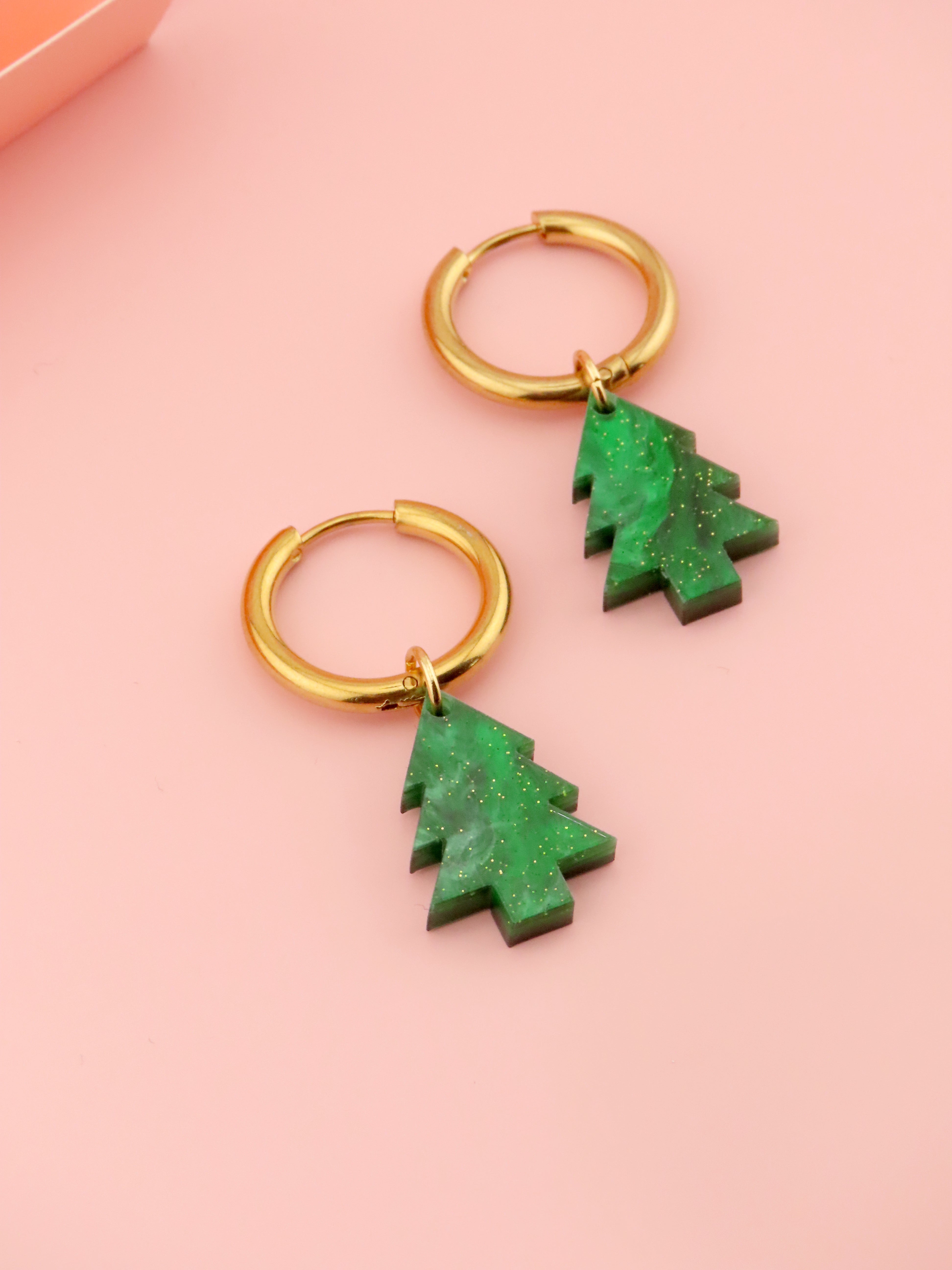 Goldfarbene Creolen mit funkelndem tannengrünem Acryl-Tannenbaum in marmorierter Optik