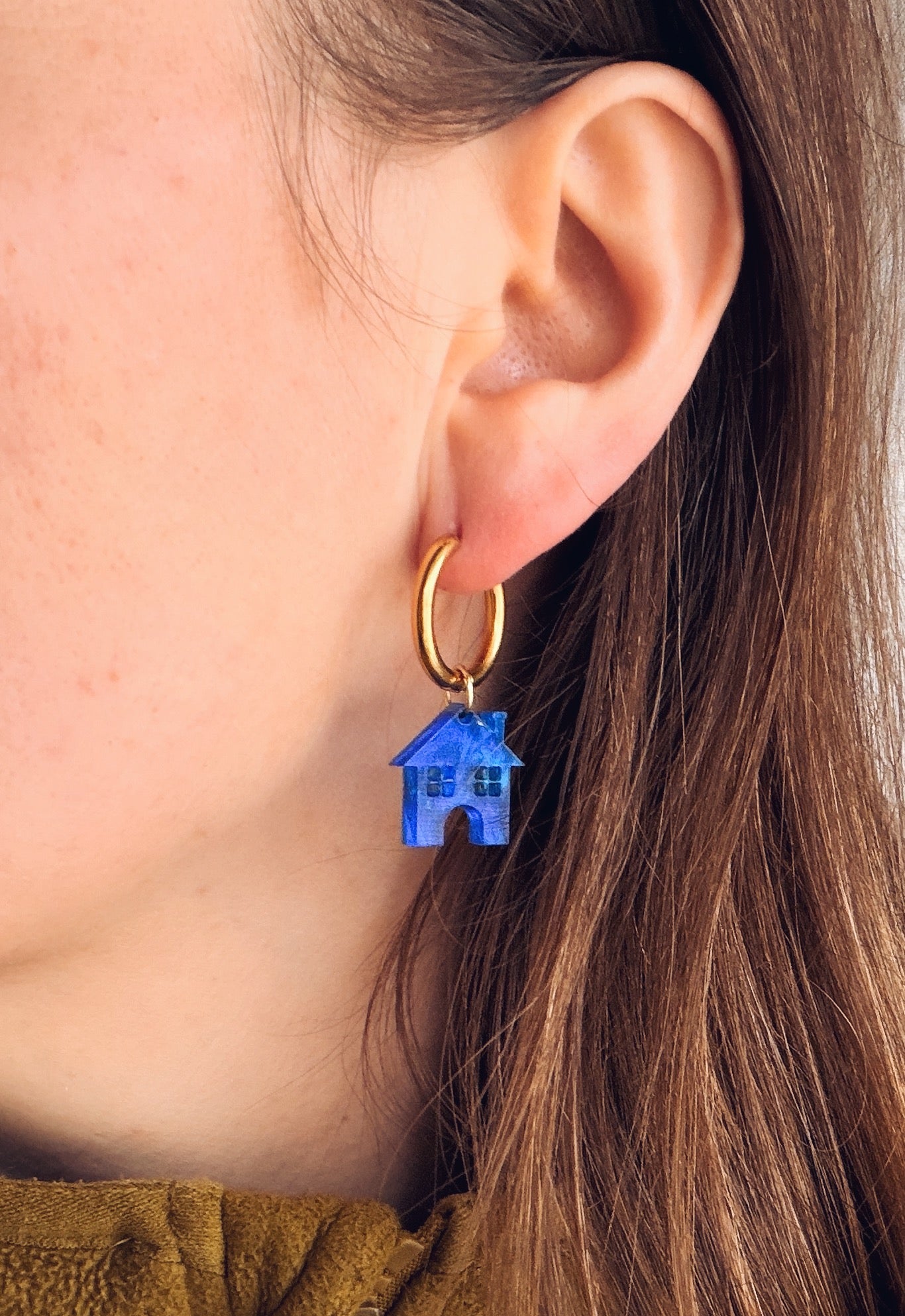 runde goldcreolen mit glaenzendem acrylanhaenger in hausform in sattem kobaltblau