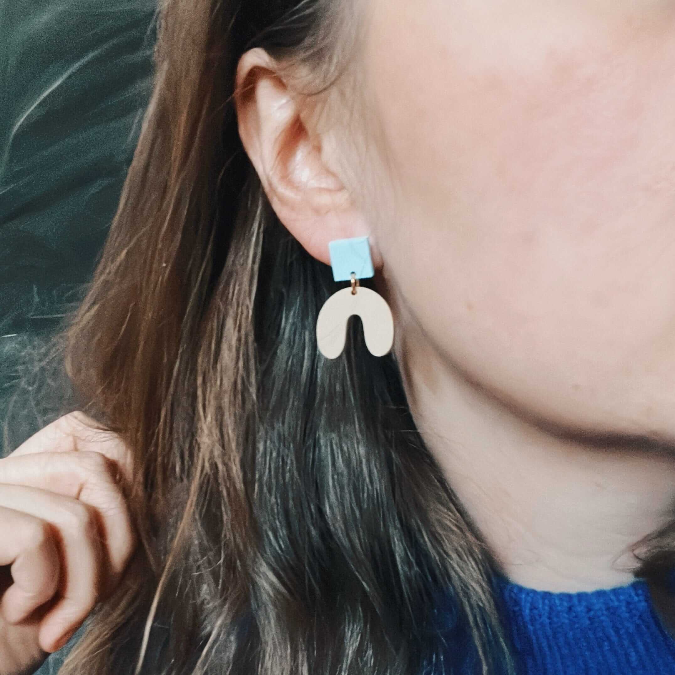 Geometrische Ohrringe aus Acryl in Rosa und Mintgrün mit quadratischem Stecker und geschwungenem Bogen