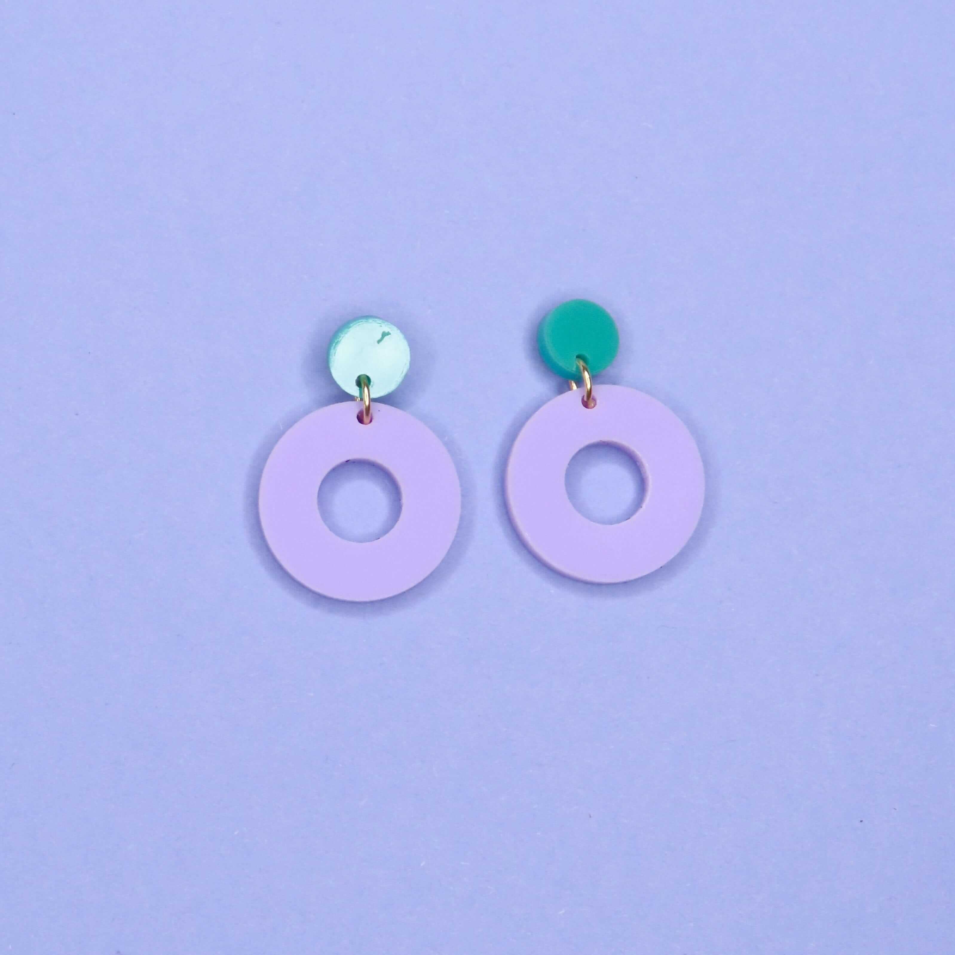 Handgefertigte Colorblock-Ohrstecker aus Acryl in Flieder und Türkis