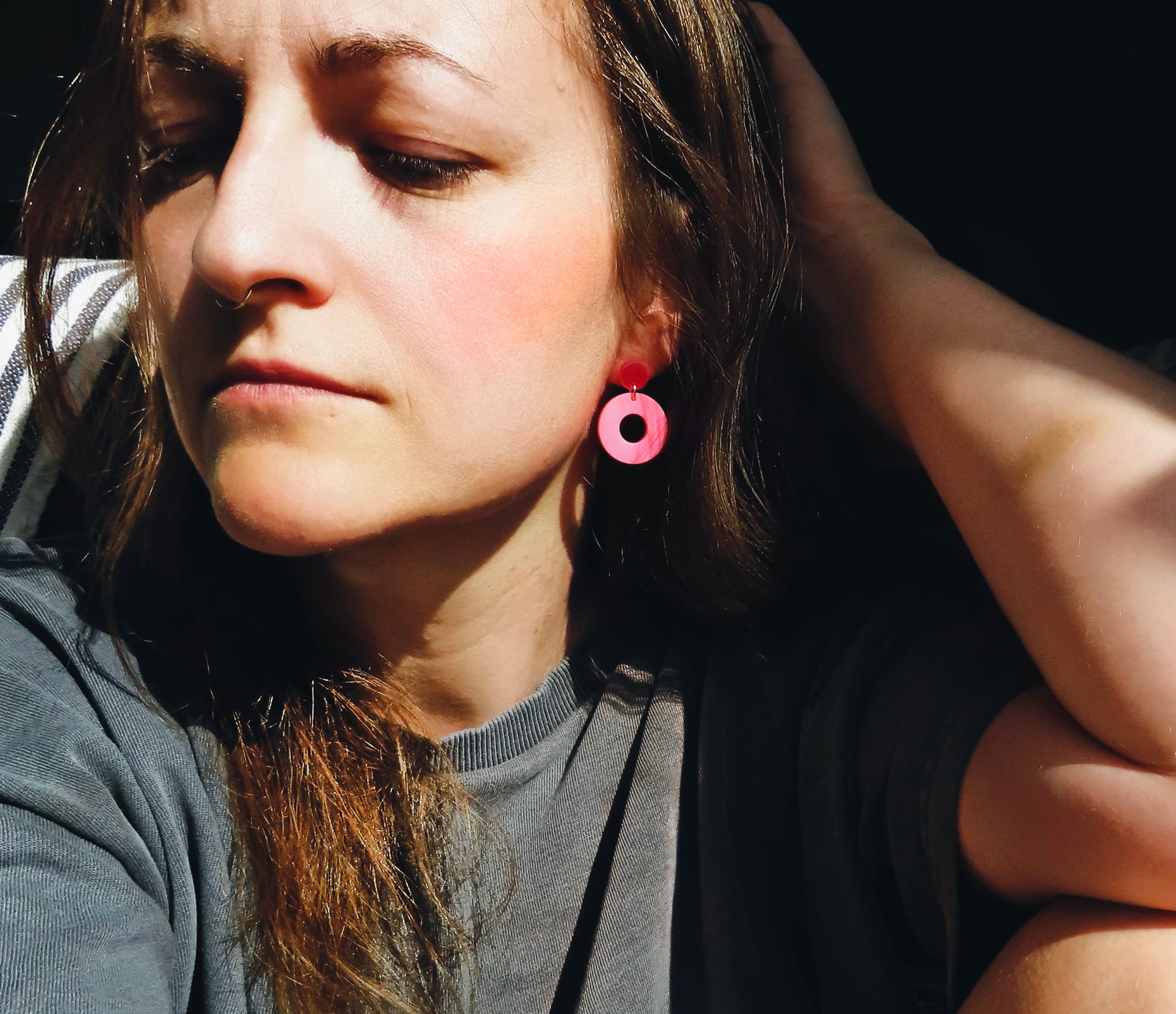 Runde Ohrstecker mit rotem Stecker und rosa Donut-Anhänger aus Acryl