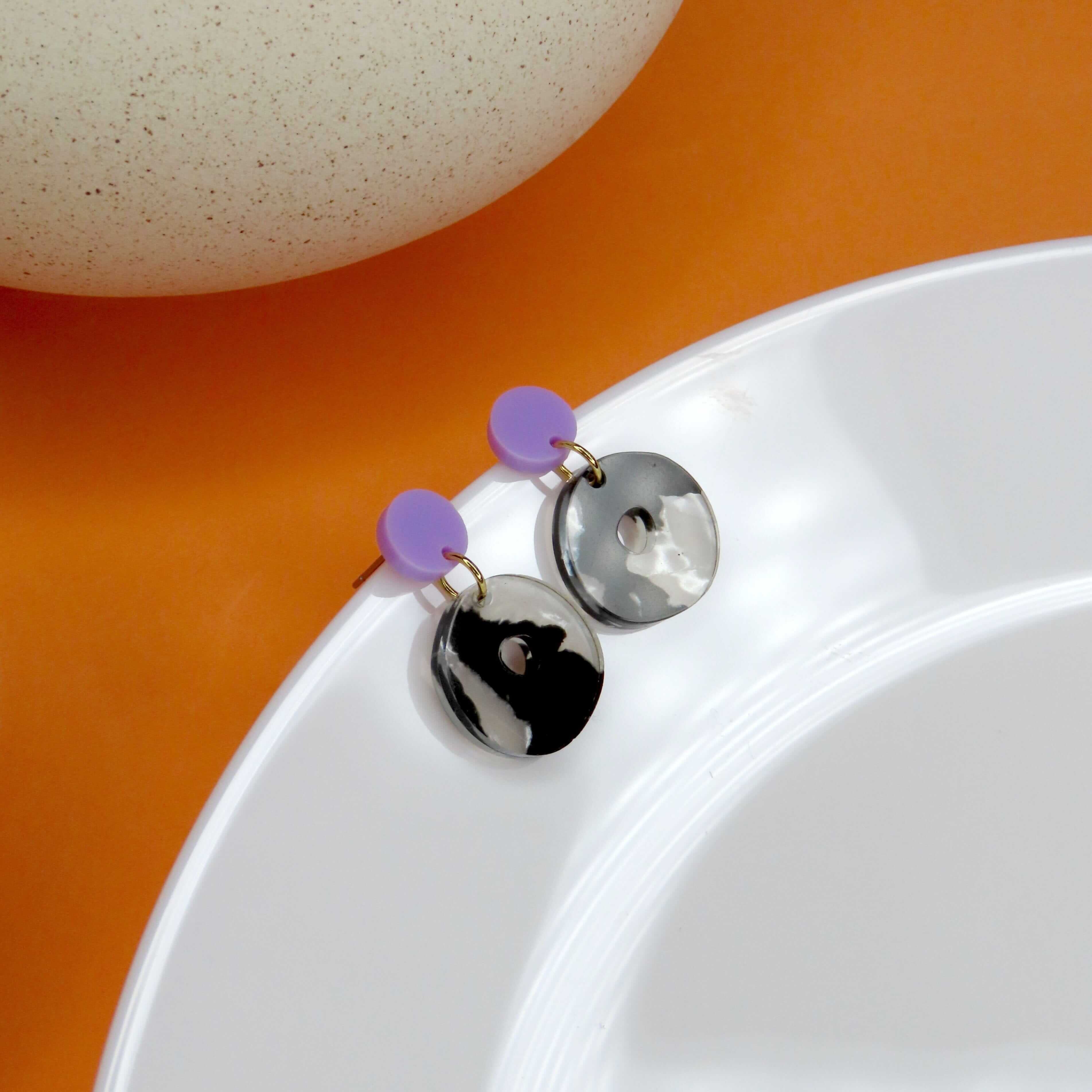 Ohrstecker mit lila Acryl-Element und großem Acetat-Kreis in Marmoroptik schwarz-weiß