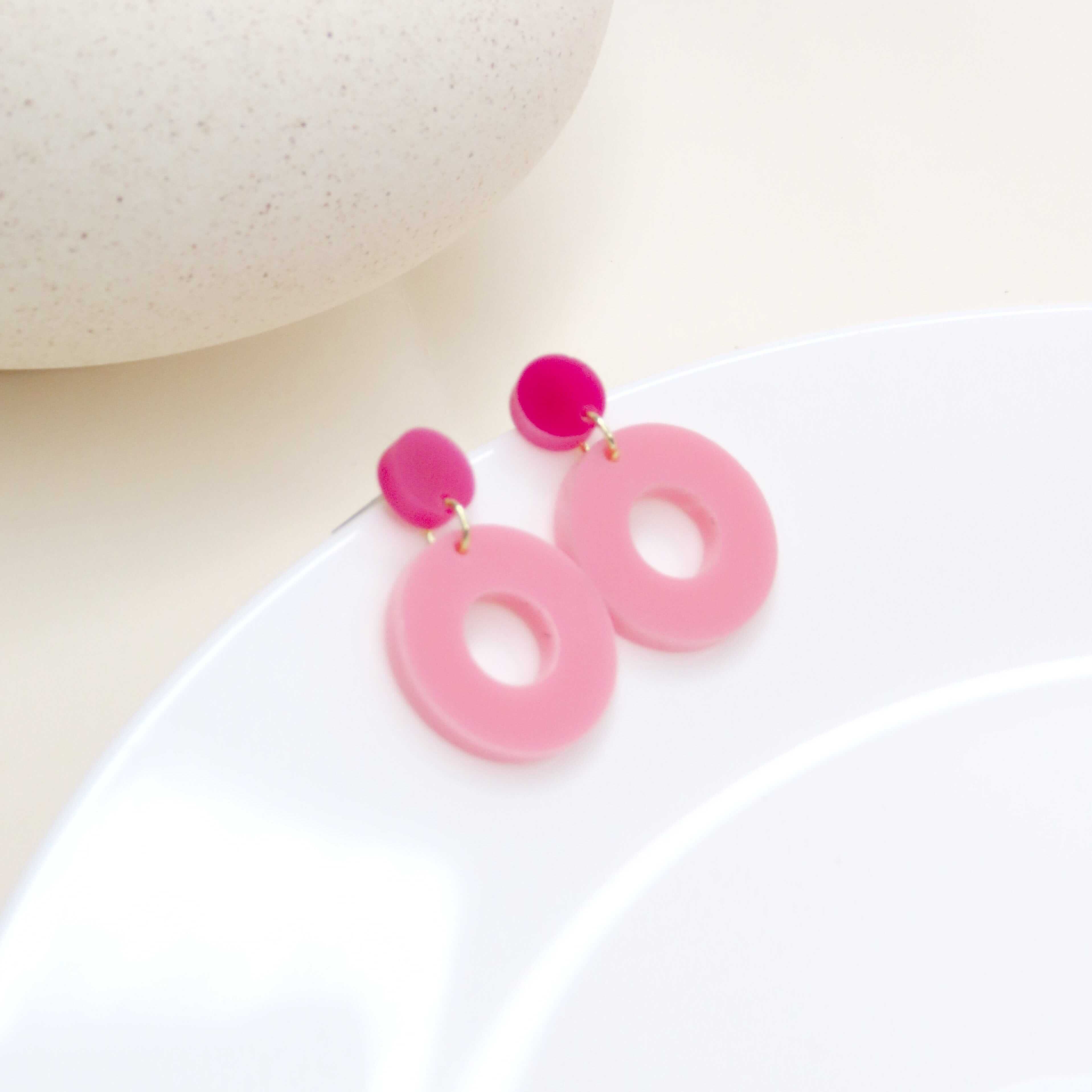 moderne runde colorblock-ohrringe acryl knallpink und zartrosa mit edelstahl-stecker
