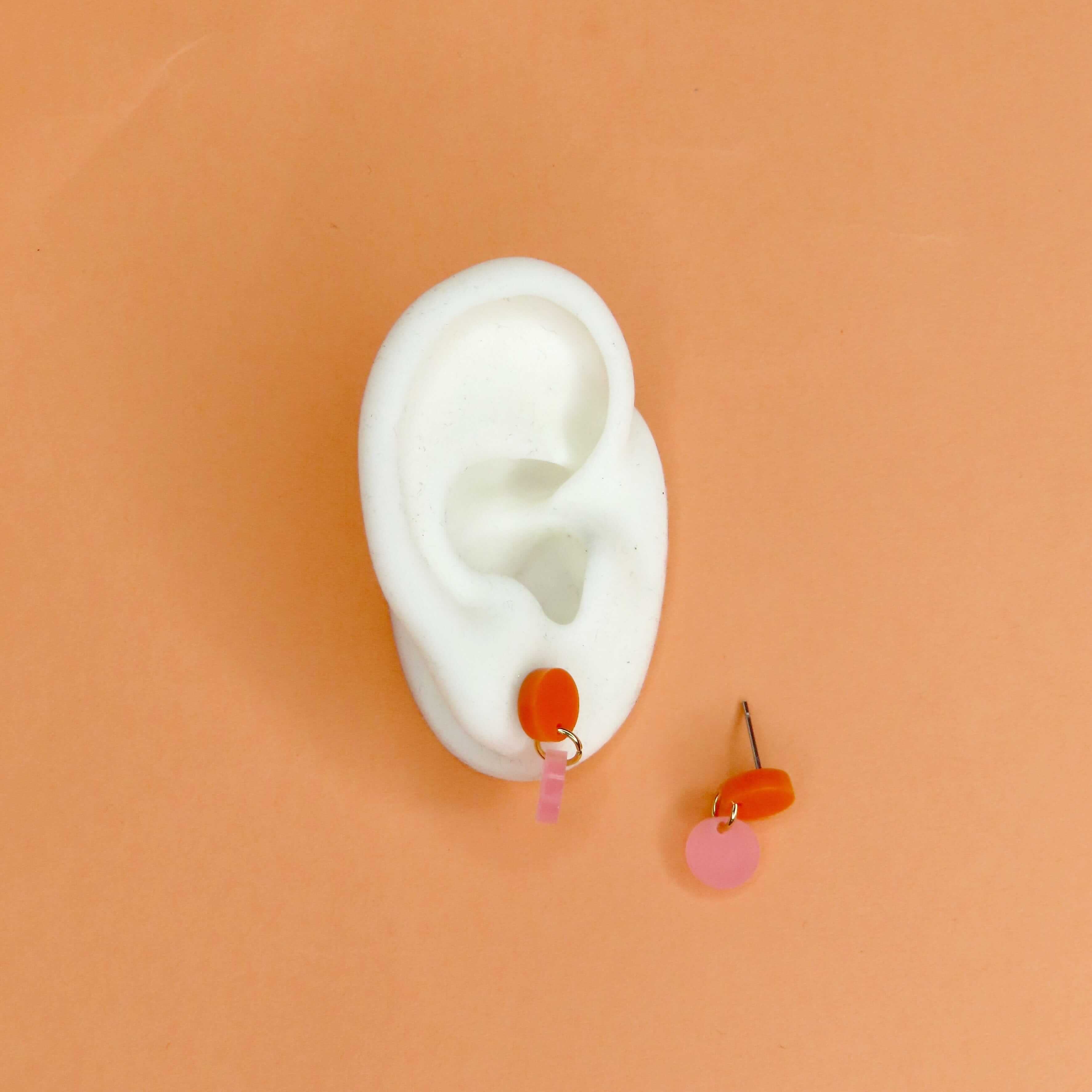 Kleine handgemachte Ohrringe aus Acryl in Orange und Eisrosa mit Edelstahlverbindung