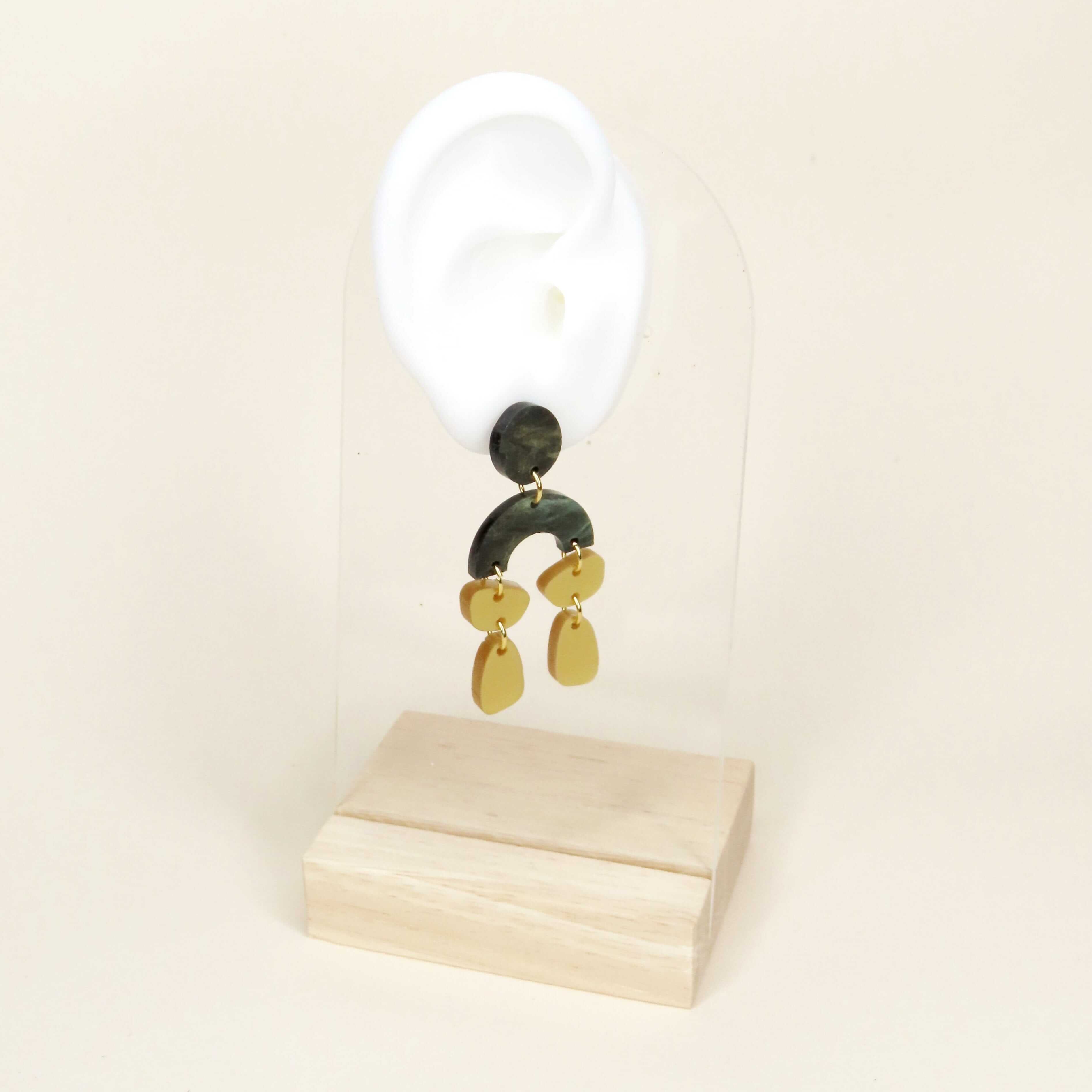 Hängende Ohrringe in Marble Grün mit goldglänzenden Acryl-Elementen und rundem Stecker aus Edelstahl
