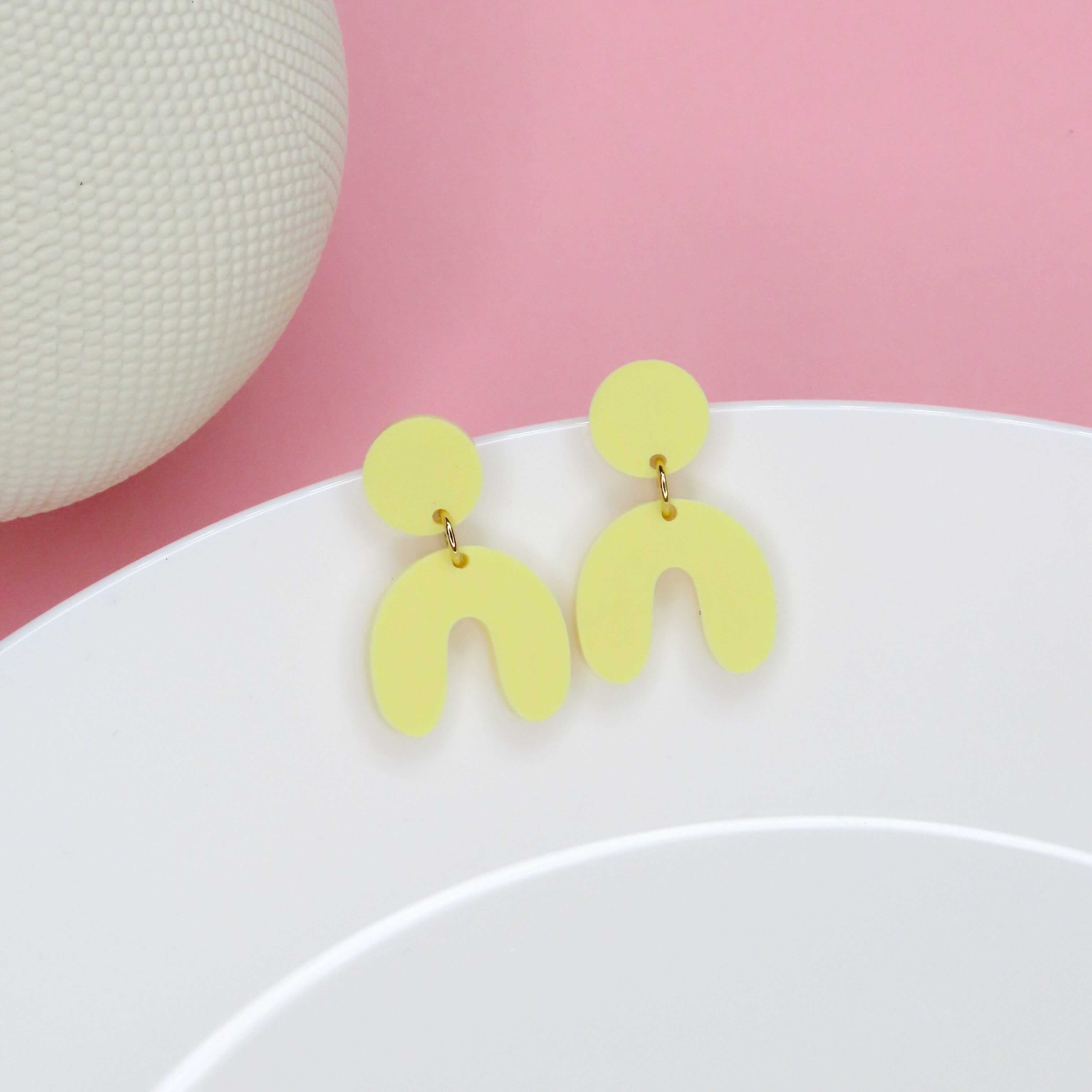 ohrringe hellgelb acryl in arch-bogenform mit edelstahl stecker