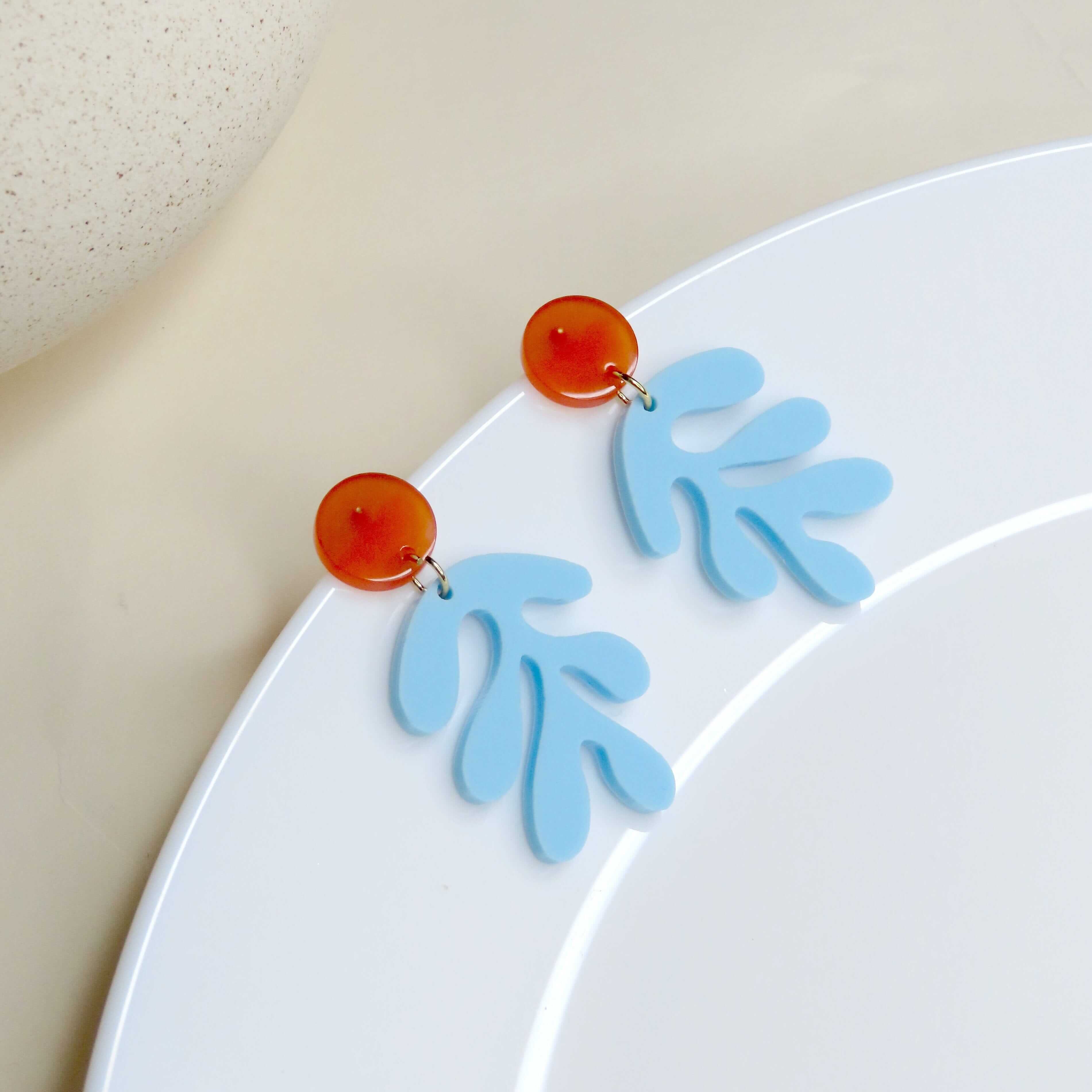 Sommerliche Statement-Ohrringe inspiriert von Matisse mit floraler Form und farbigem Kontrast