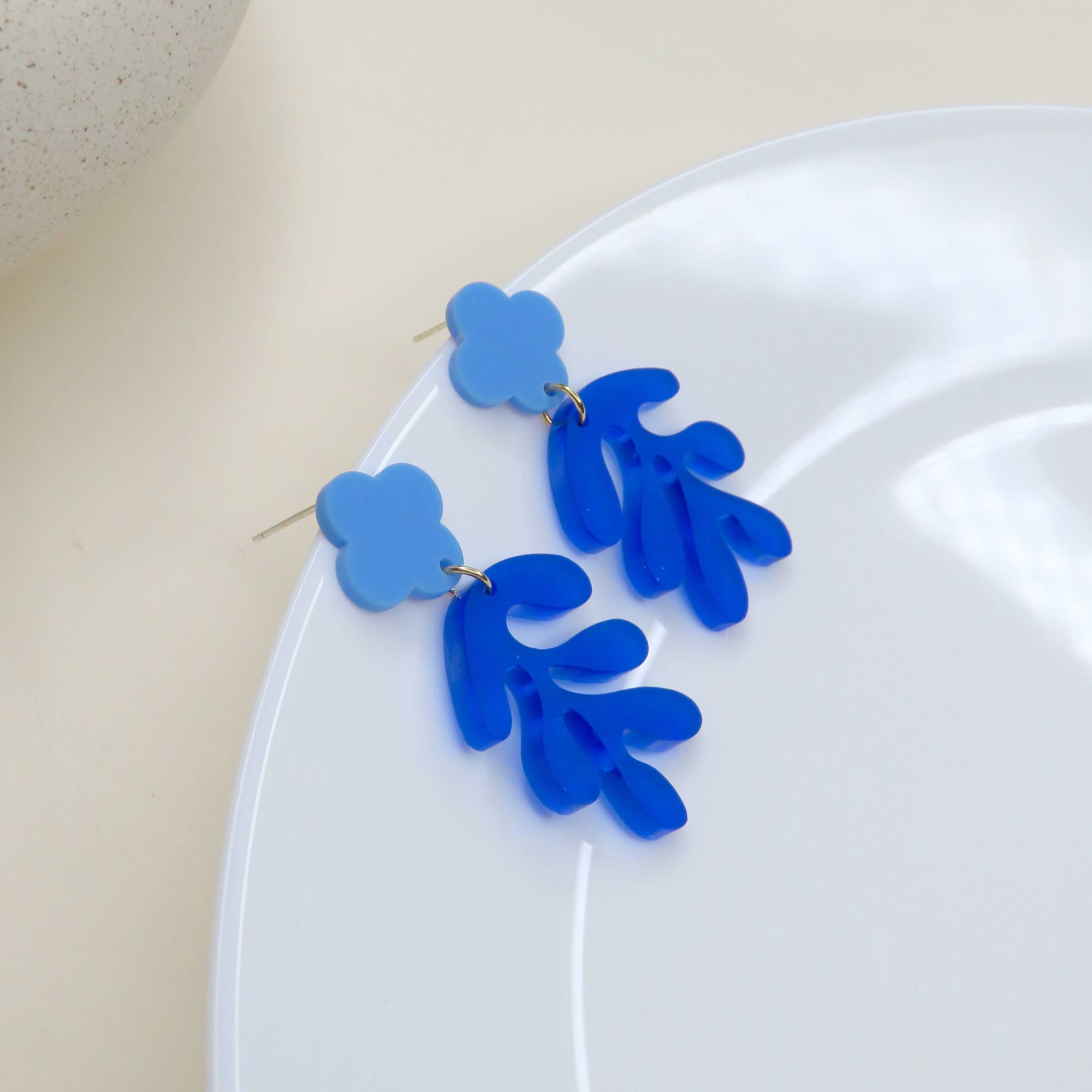 Leichte Ohrringe aus Acryl und hautfreundlichem Edelstahl in künstlerischem Blau-Design