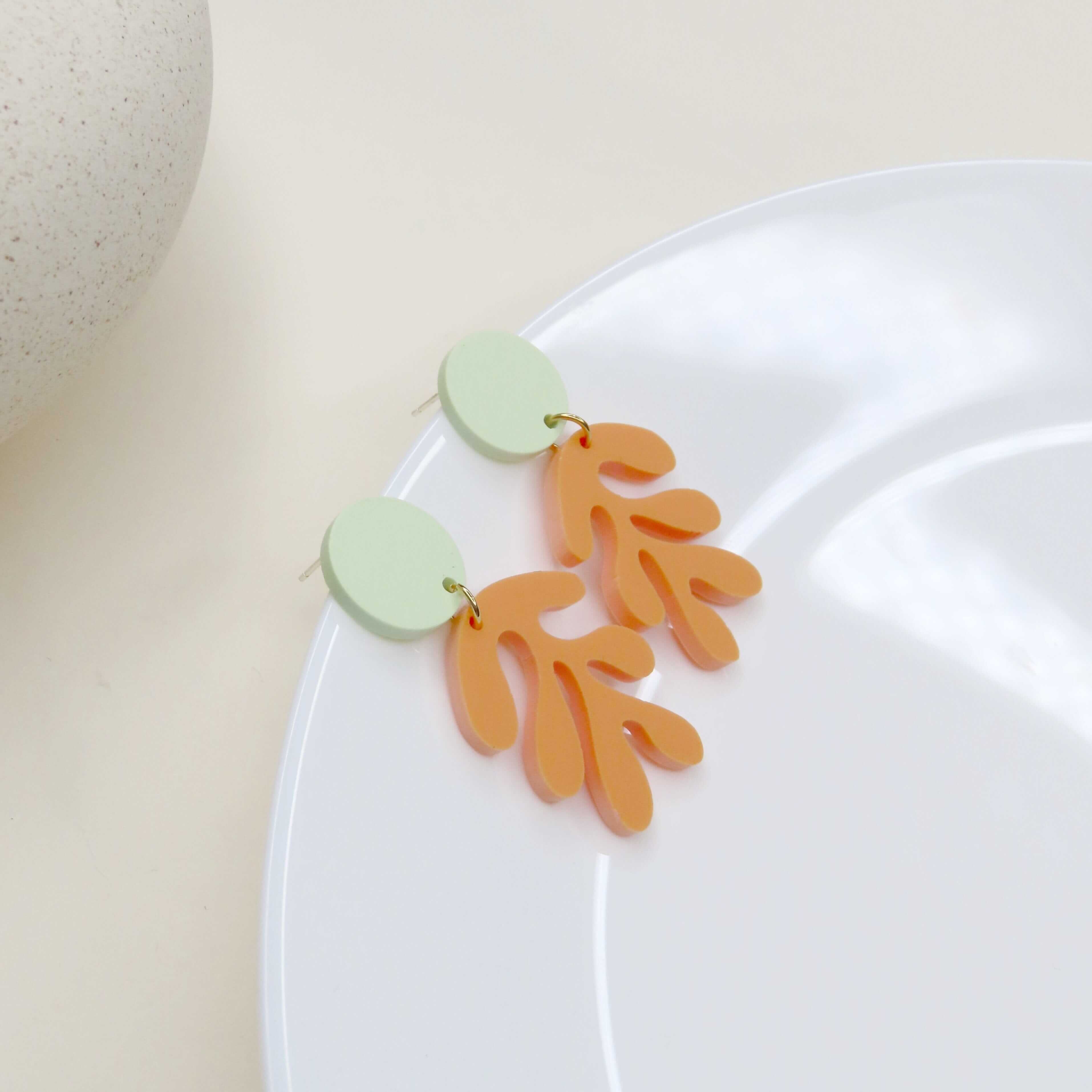 Matisse Florale Ohrringe aus Acryl in peach Ohrringe niemalsmehrohne