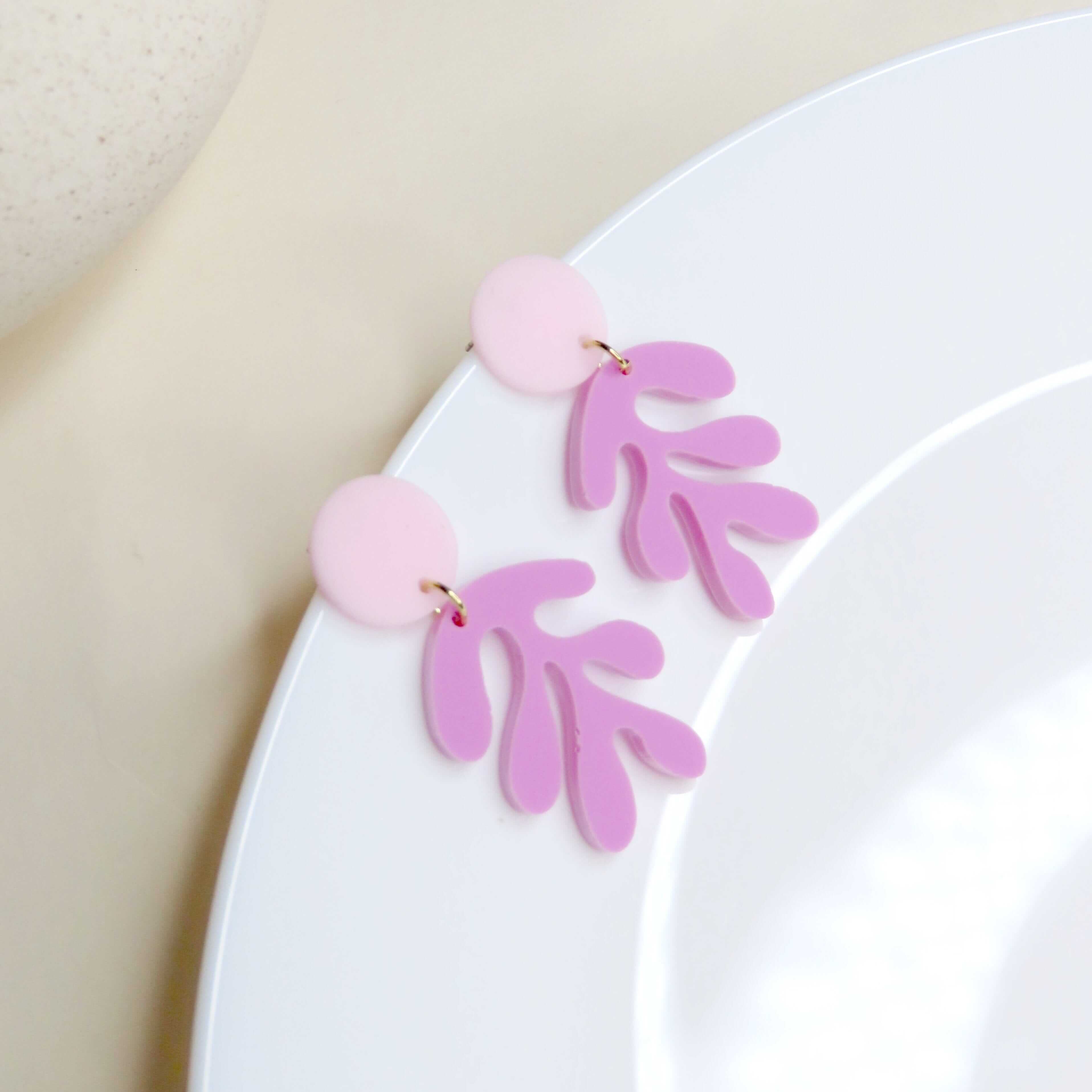 acrylohrring in hellrosa mit violettem blattmotiv‑anhänger