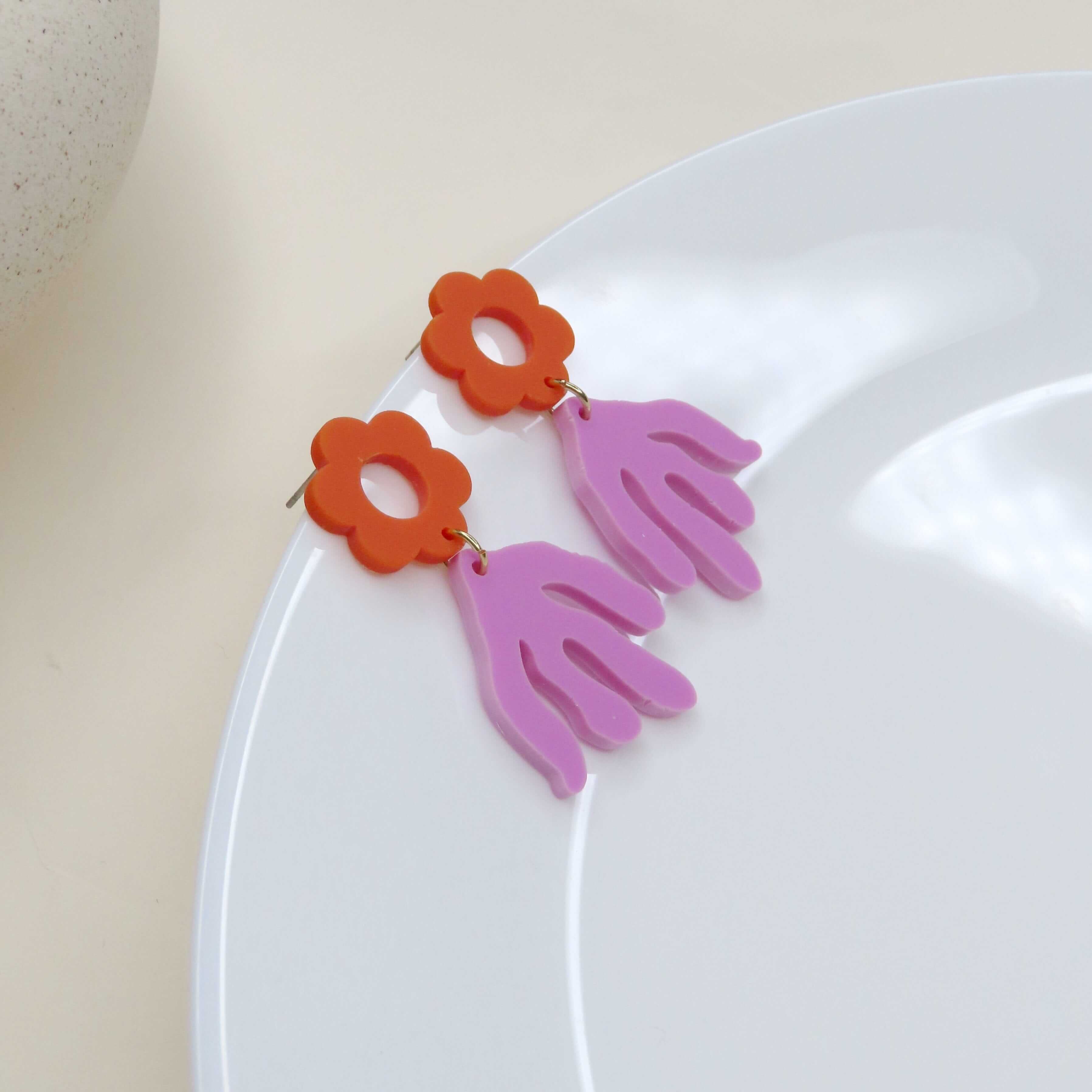 Handgefertigte Statement-Ohrringe aus Acryl in Violett und Orangerot mit floraler Form