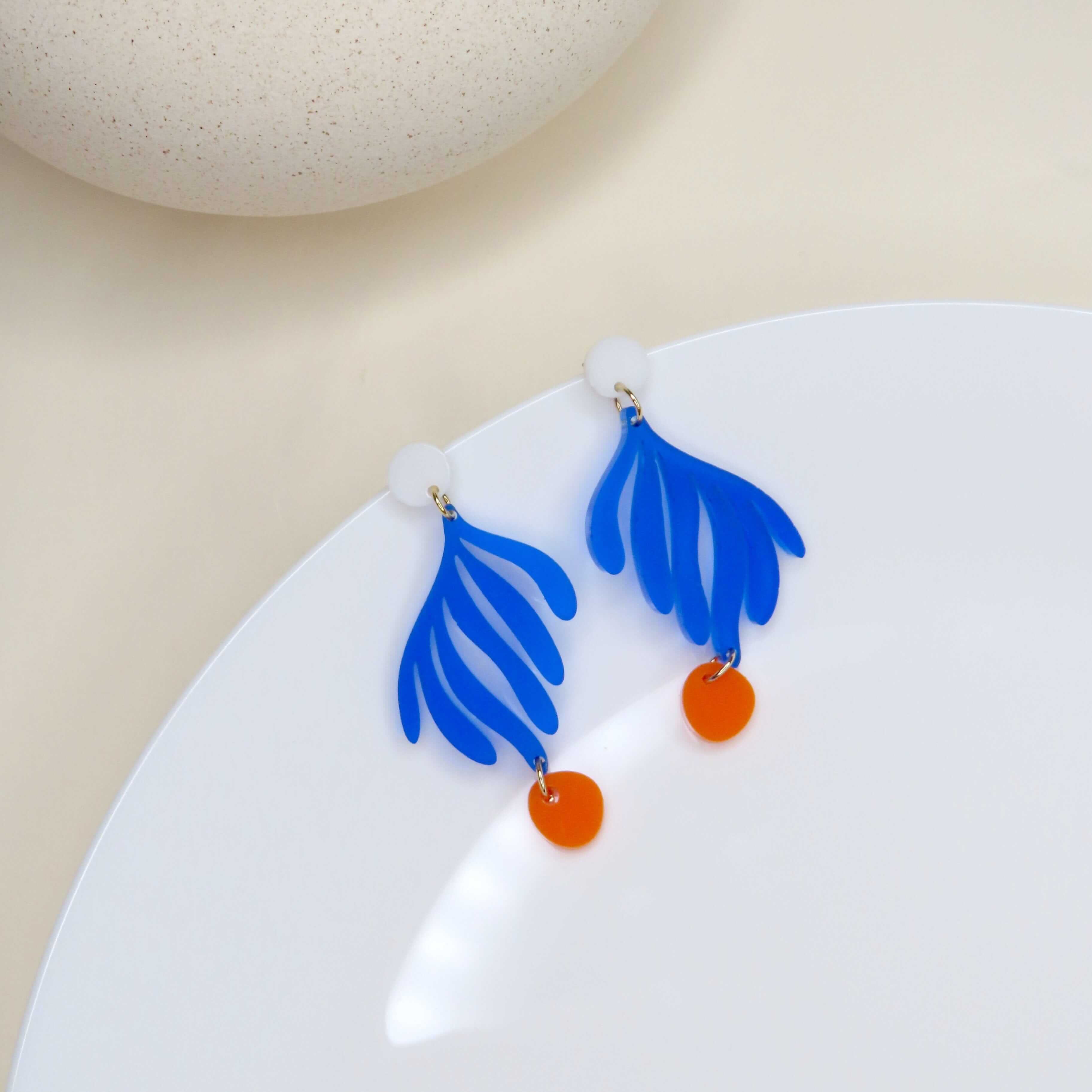Design-Ohrringe in Matisse-inspirierter Blattform aus Acryl in Blau und Orange