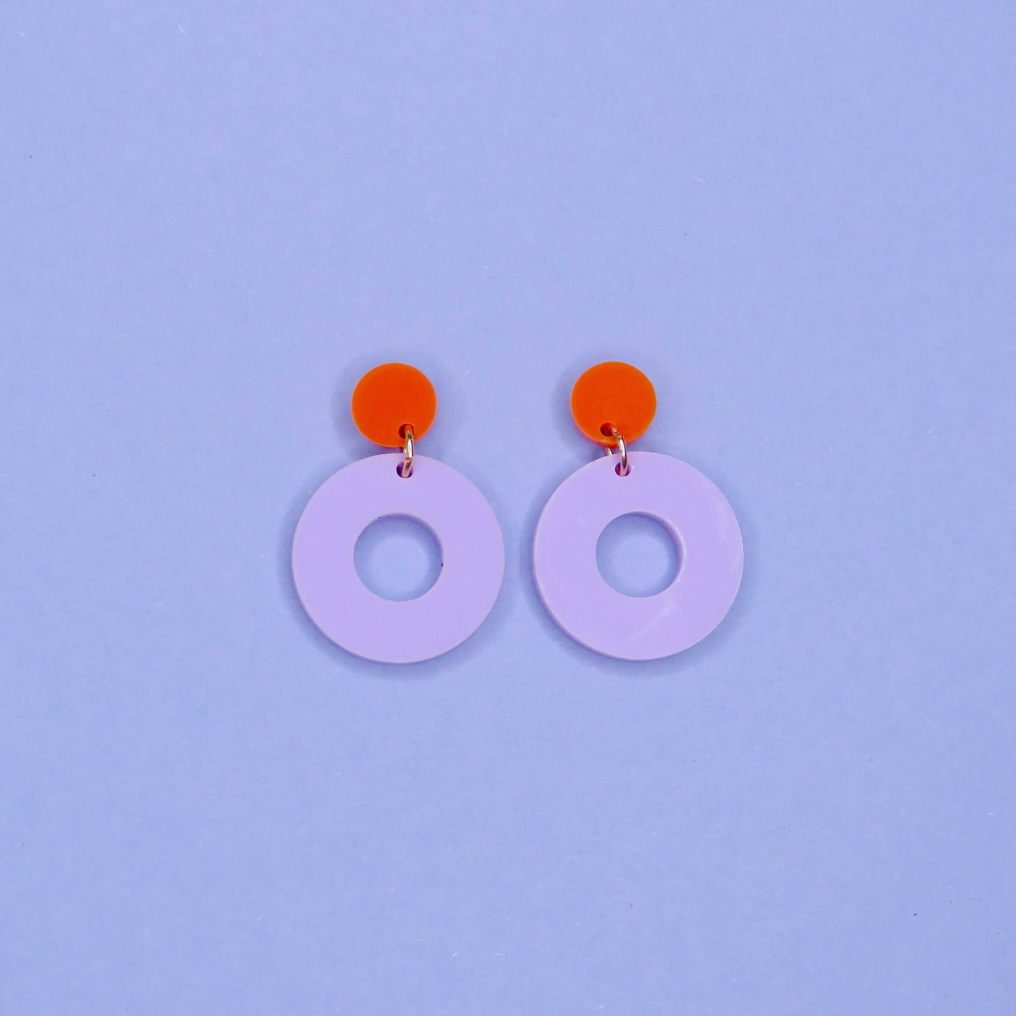 Leichte Edelstahl Ohrstecker mit orangefarbenem Stecker und fliederfarbenem Ring aus Acryl