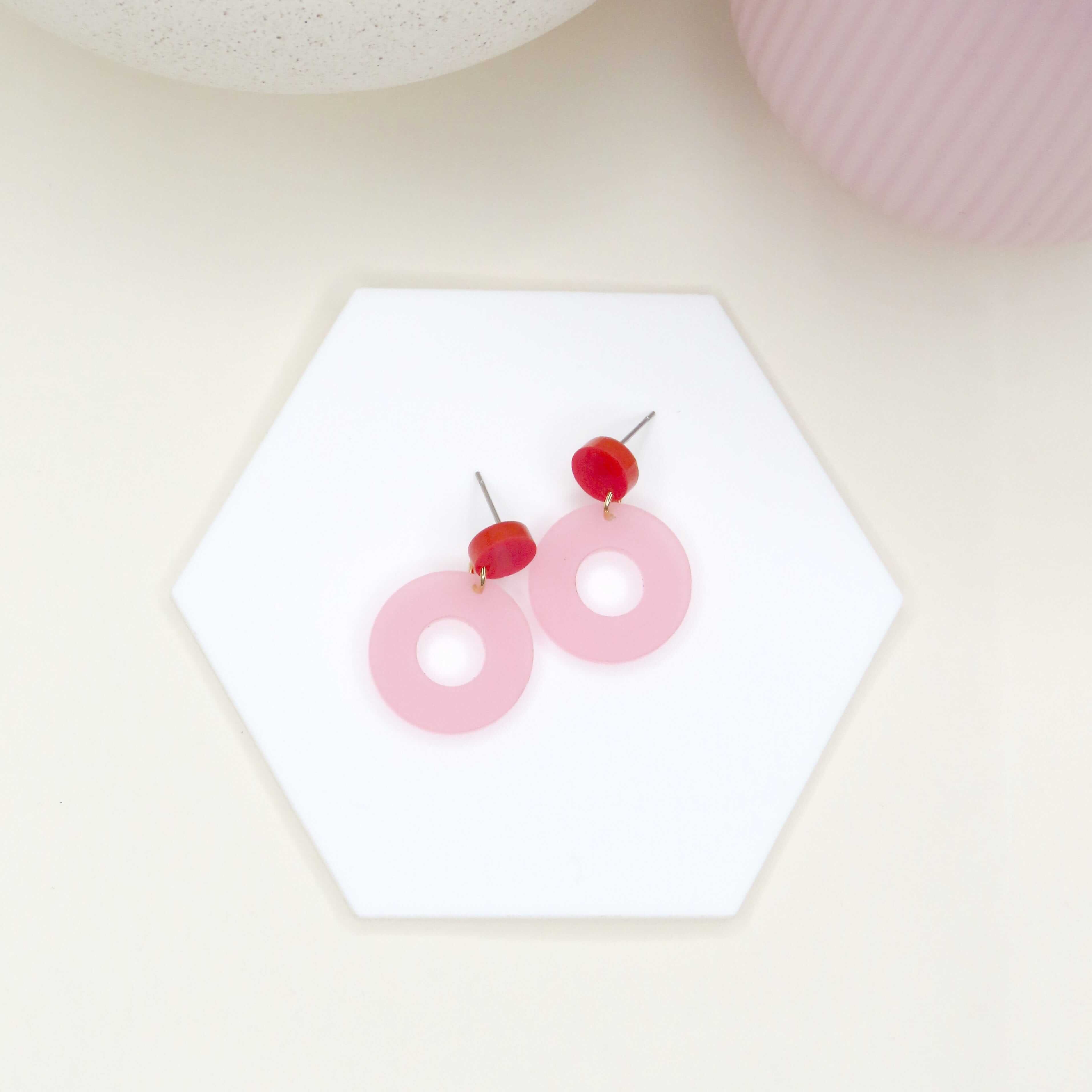 Colorblocking Ohrstecker in glänzendem Rot und mattem Rosa aus Acryl und Edelstahl