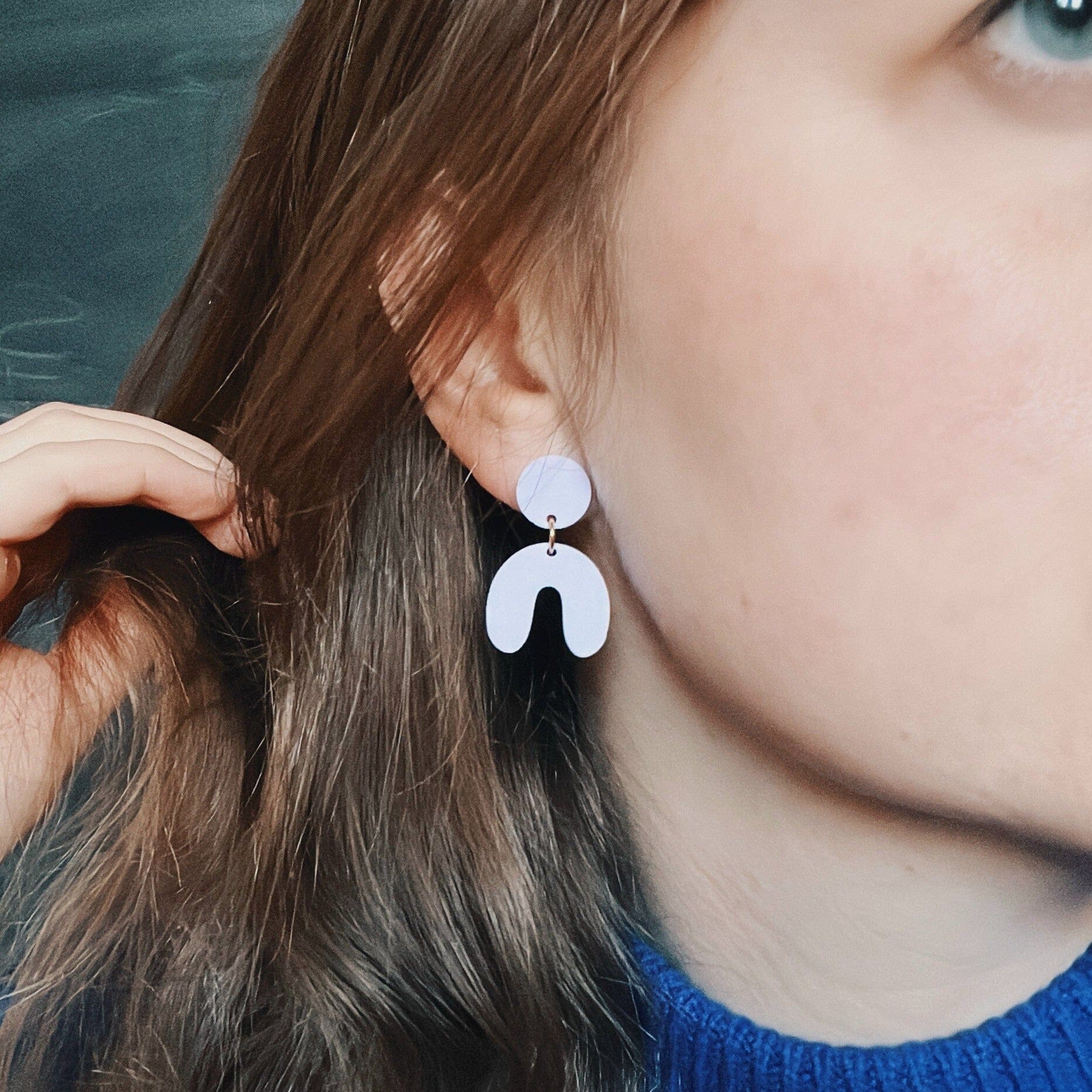 Kobaltblaue Ohrringe in moderner Bogenform mit glänzendem runden Acrylstecker