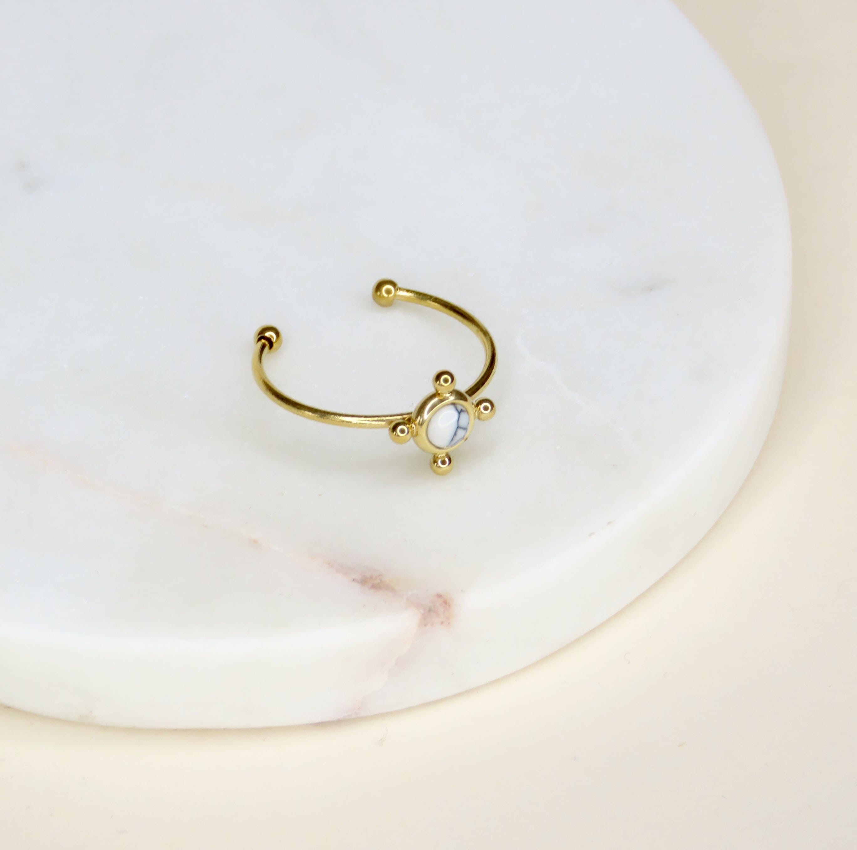 Zarter Messing Ring mit weißem runden Stein Ringe niemalsmehrohne
