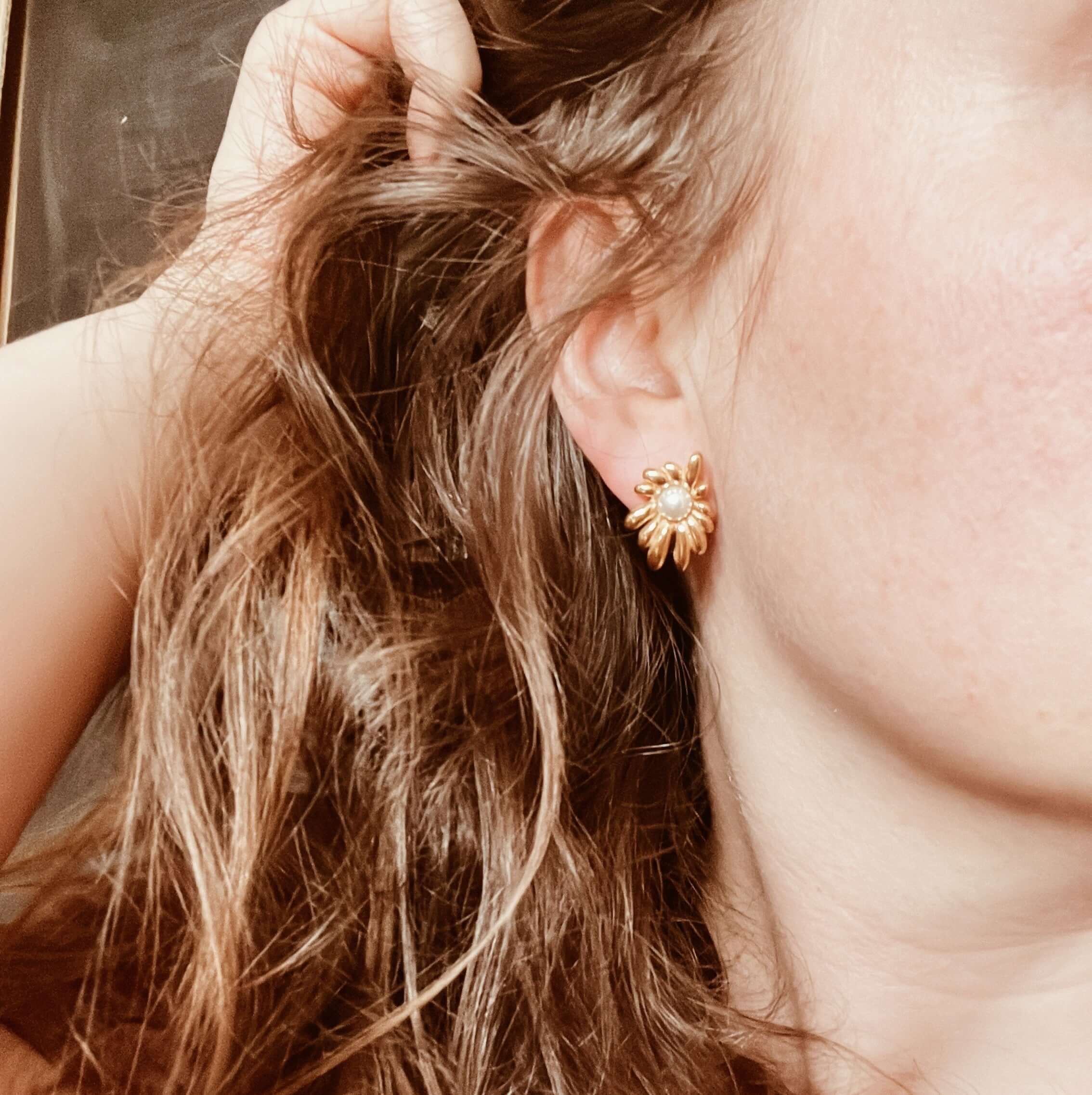 Opulent flower stud earrings made of stainless steel