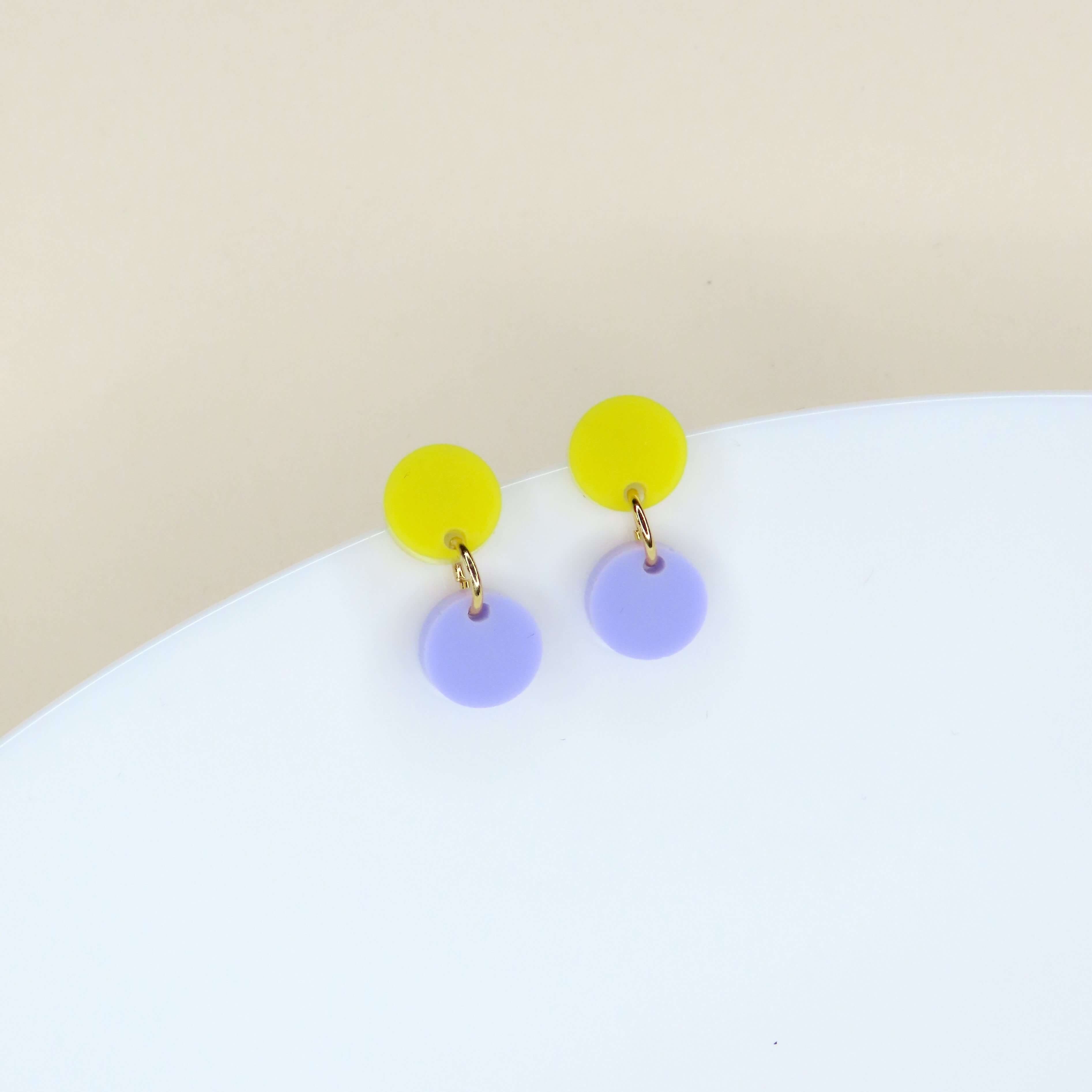 Dotty Acryl Ohrringe in gelb flieder