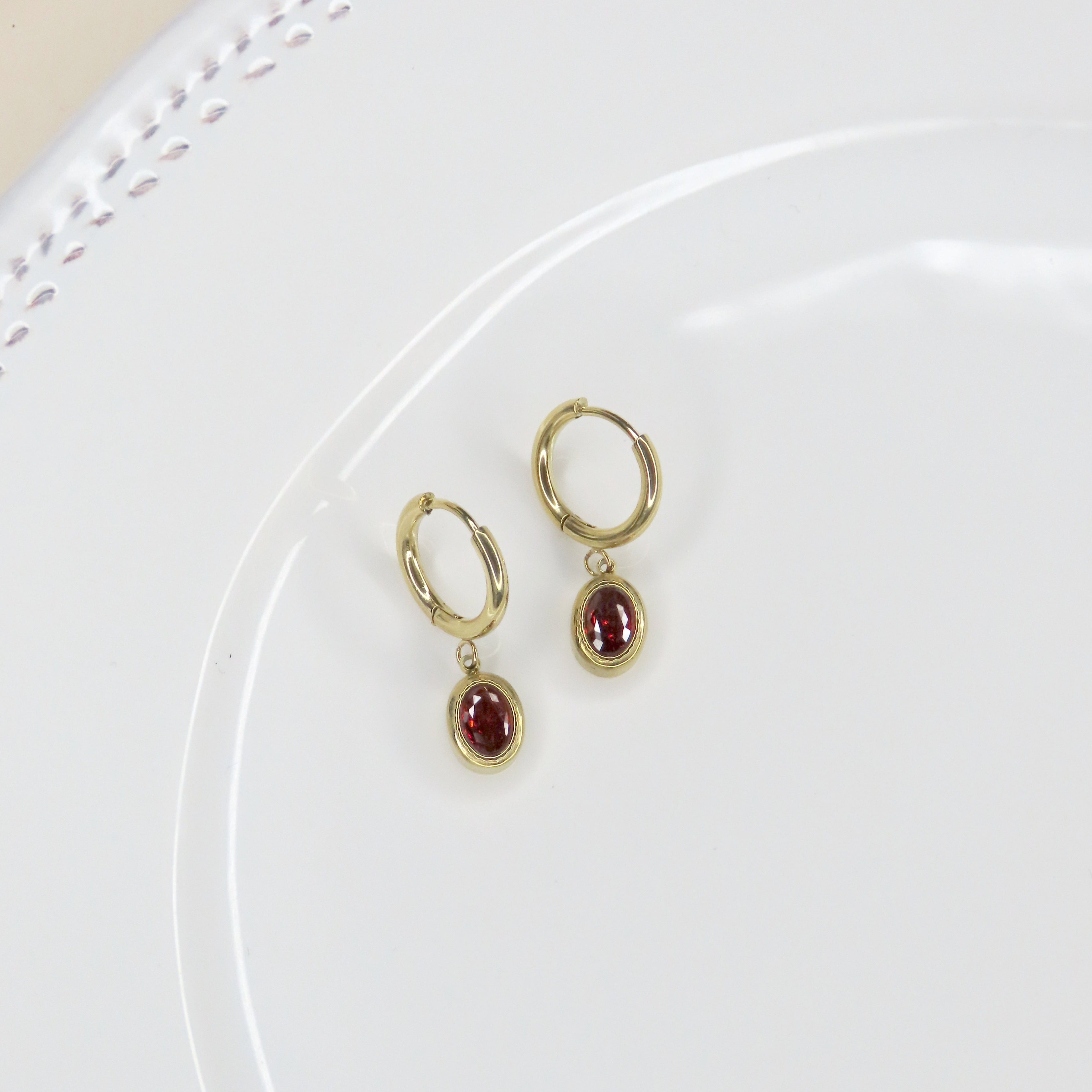 Simple red stone hoop earrings made of stainless steel