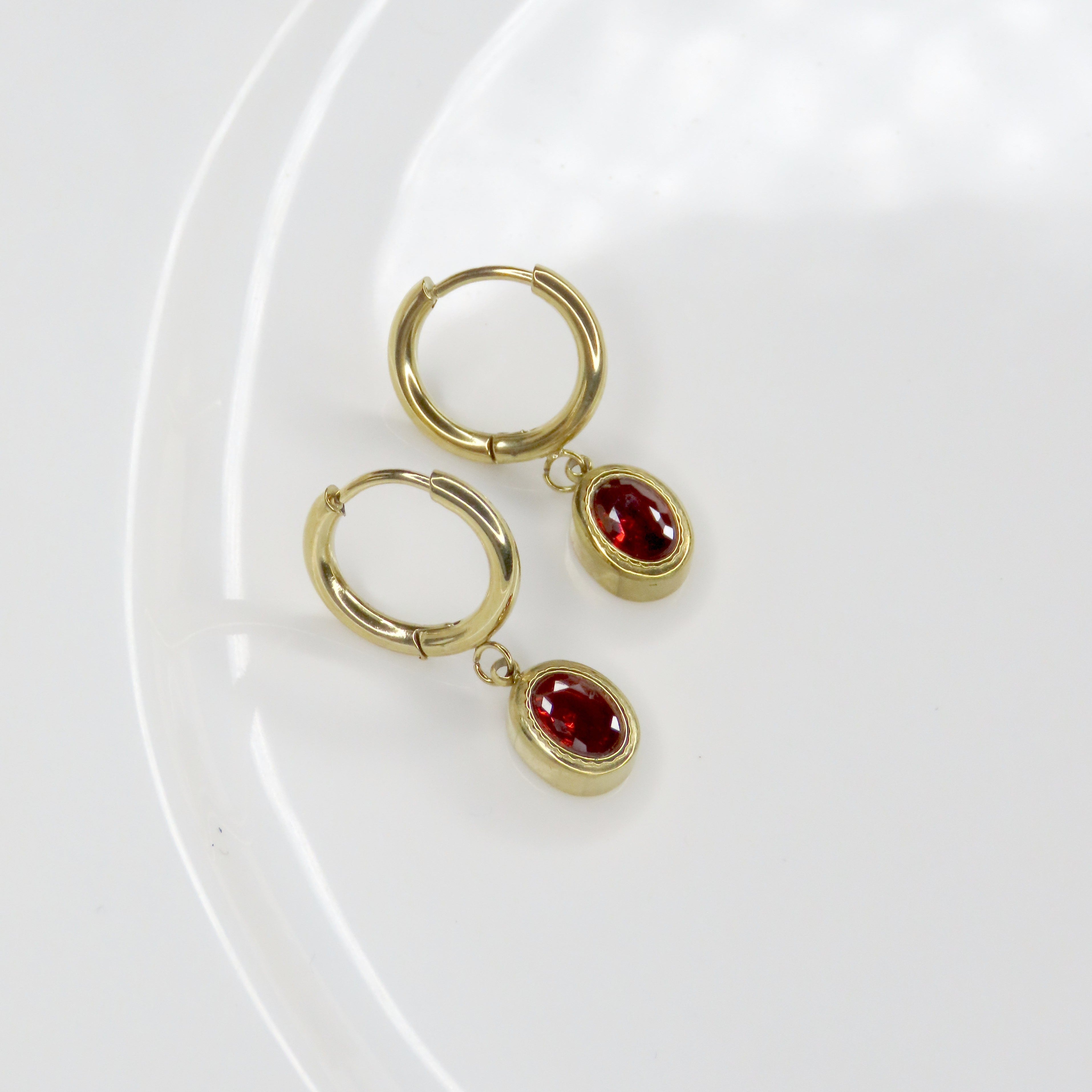 Simple red stone hoop earrings made of stainless steel