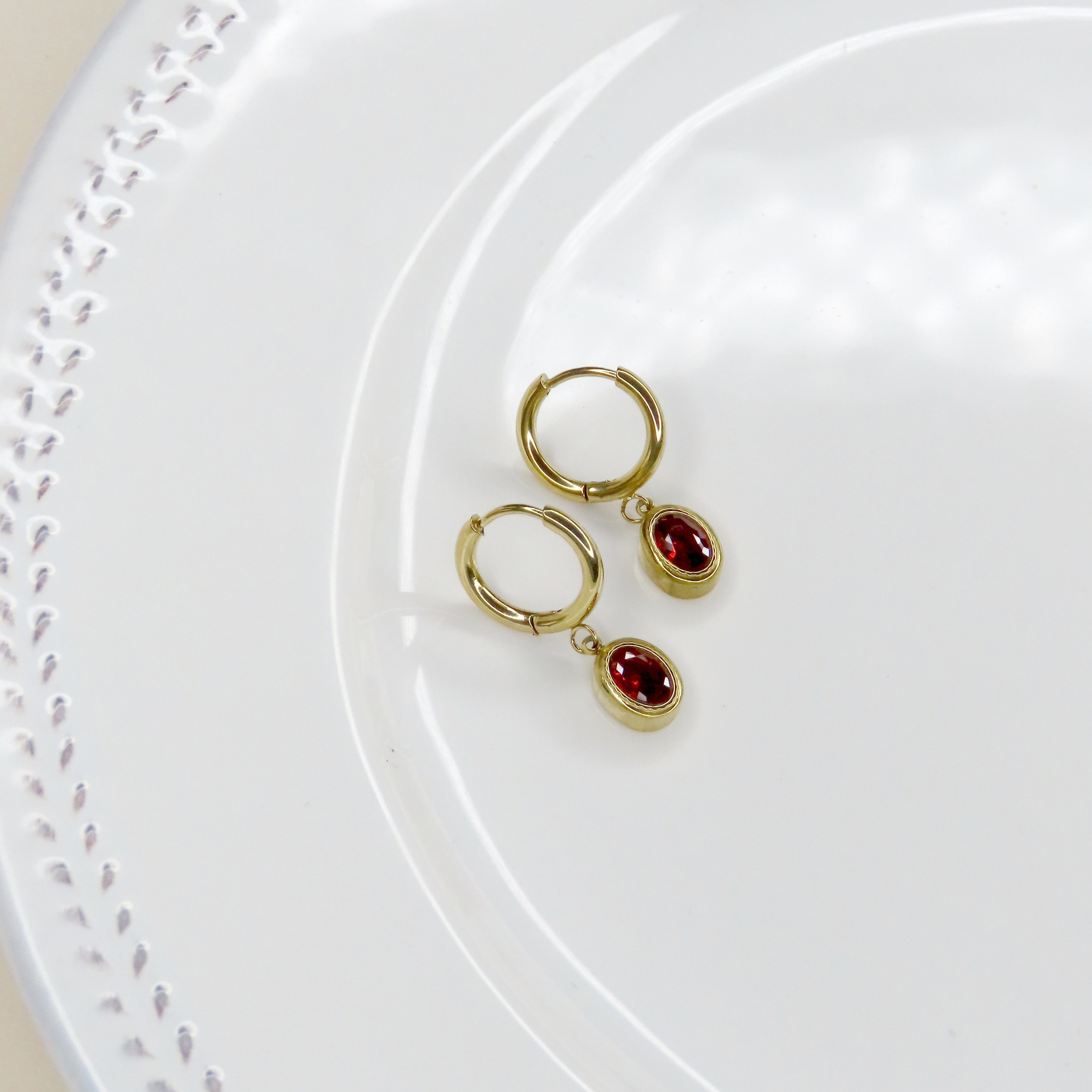 Simple red stone hoop earrings made of stainless steel