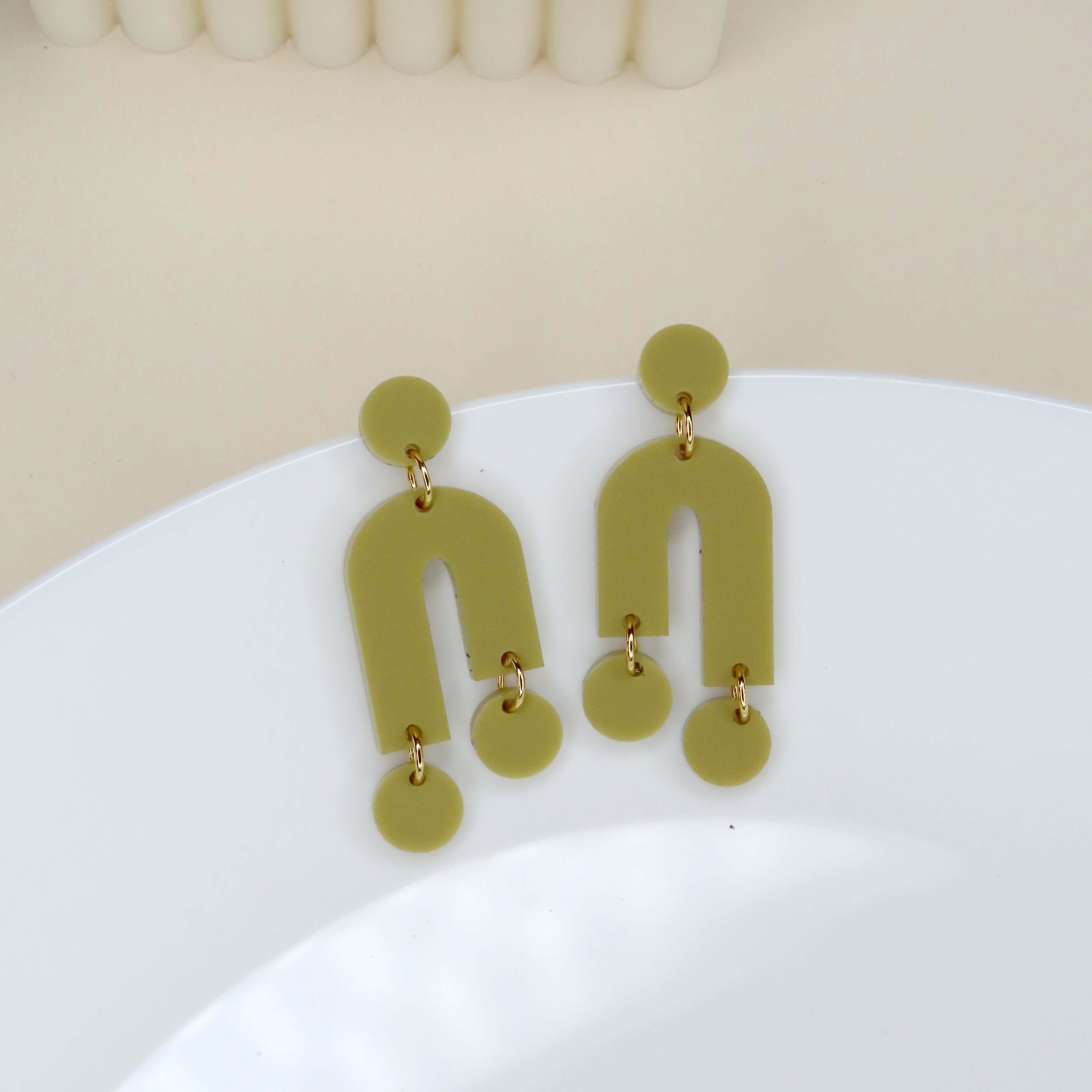 Mismatch earrings made of acrylic in sand color