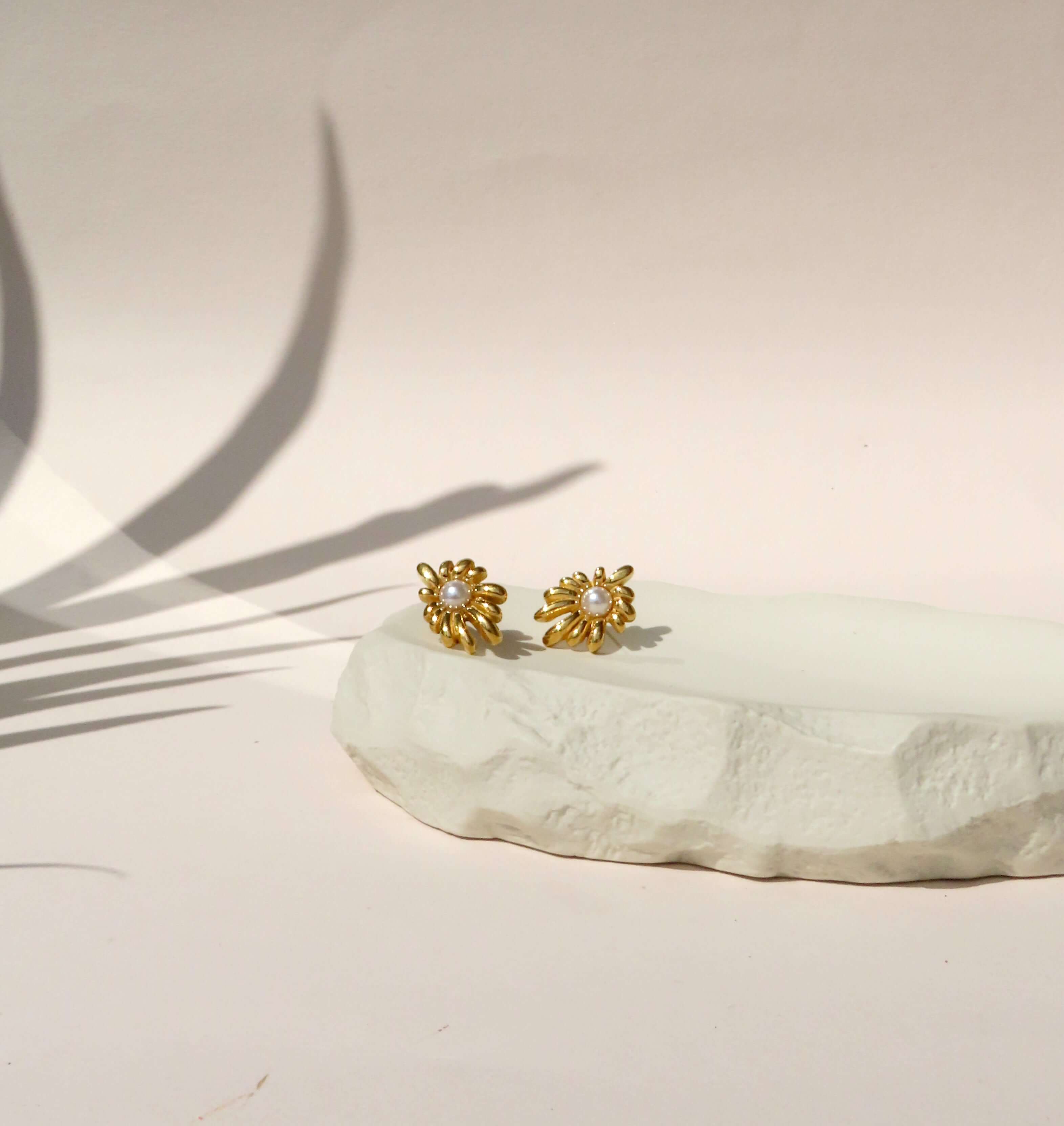 Opulent flower stud earrings made of stainless steel