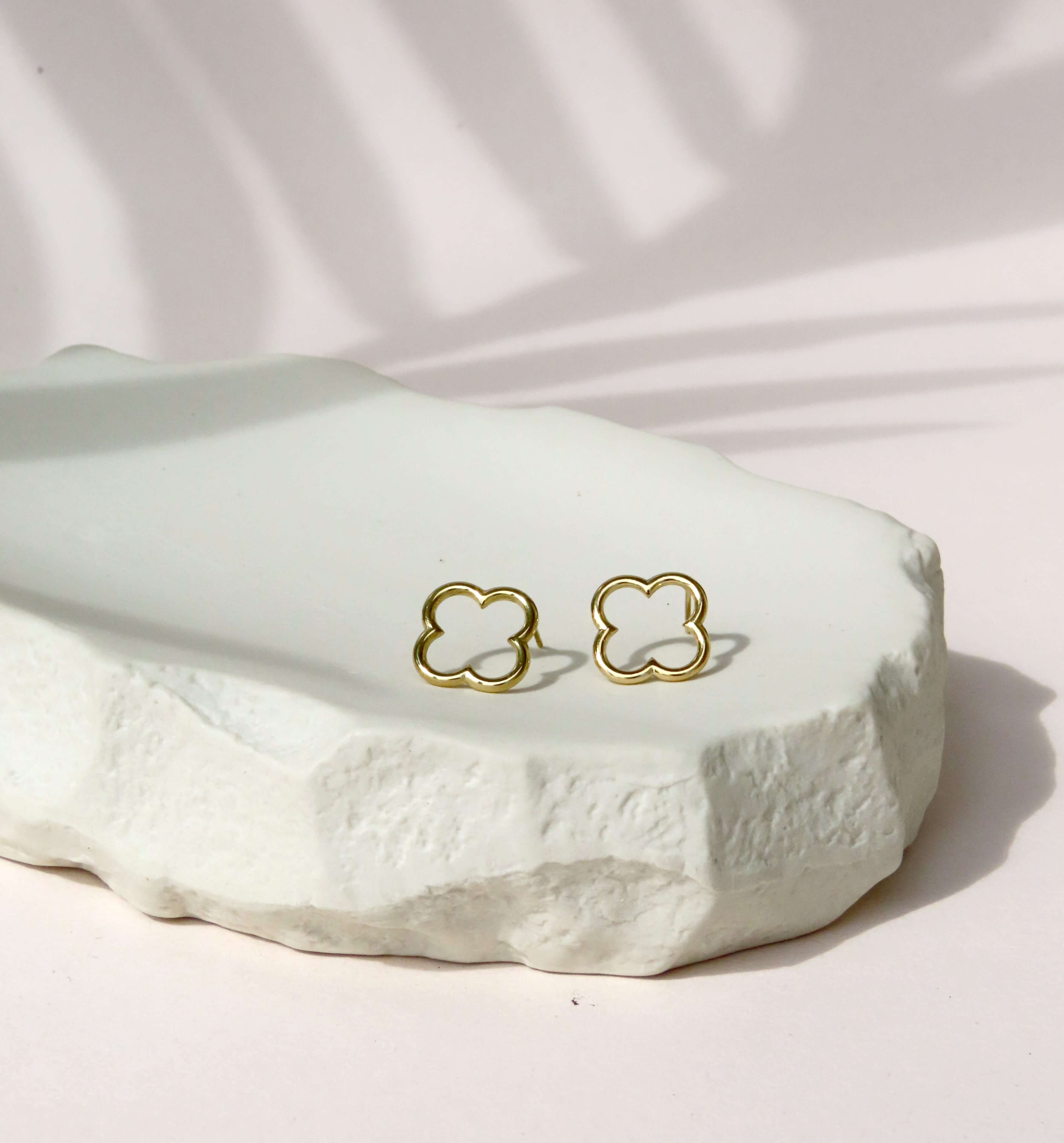 Boucles d'oreilles à tige à fleurs géométriques simples en acier inoxydable