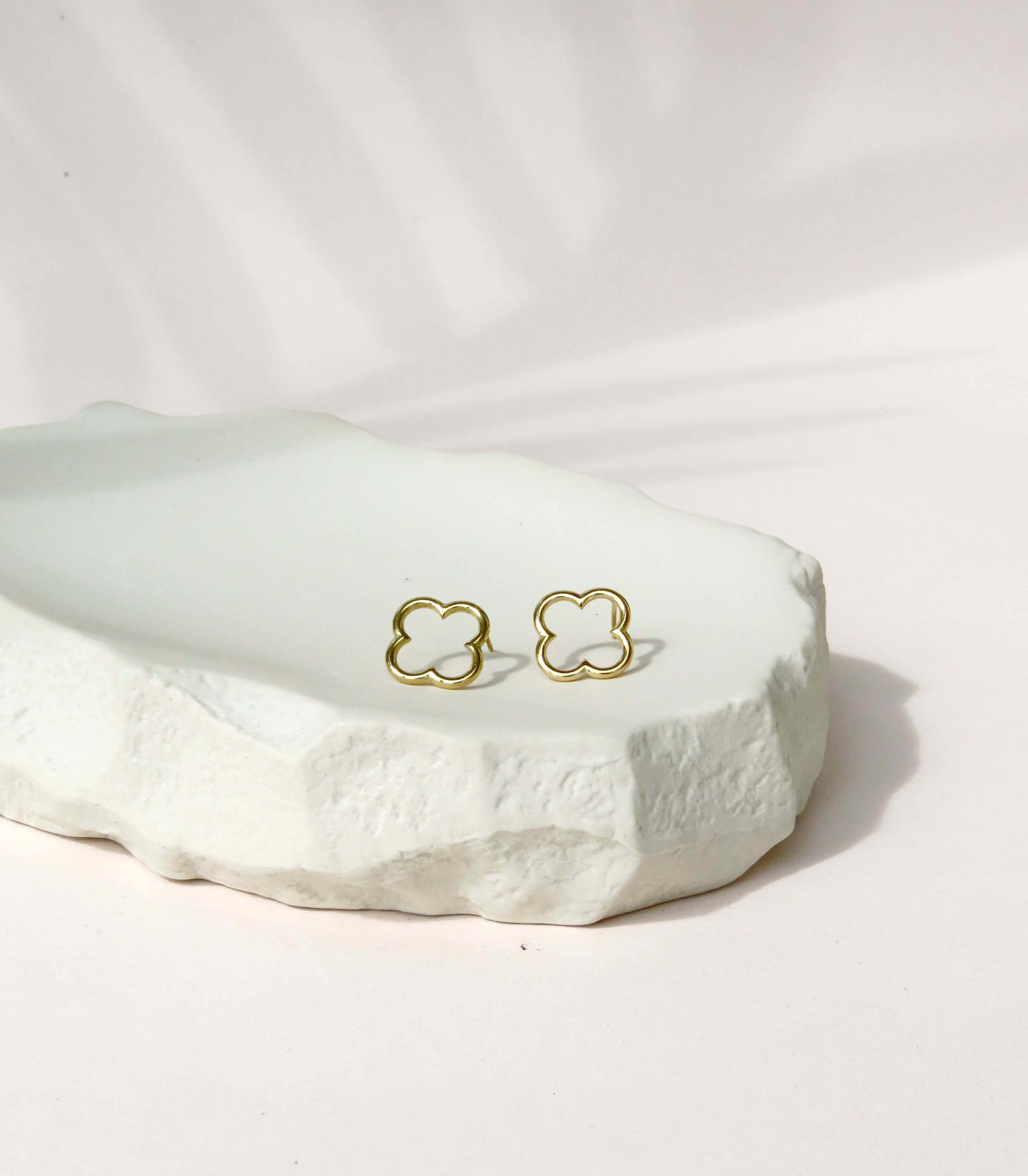 Simple Geometric Flower Stud Earrings made of stainless steel