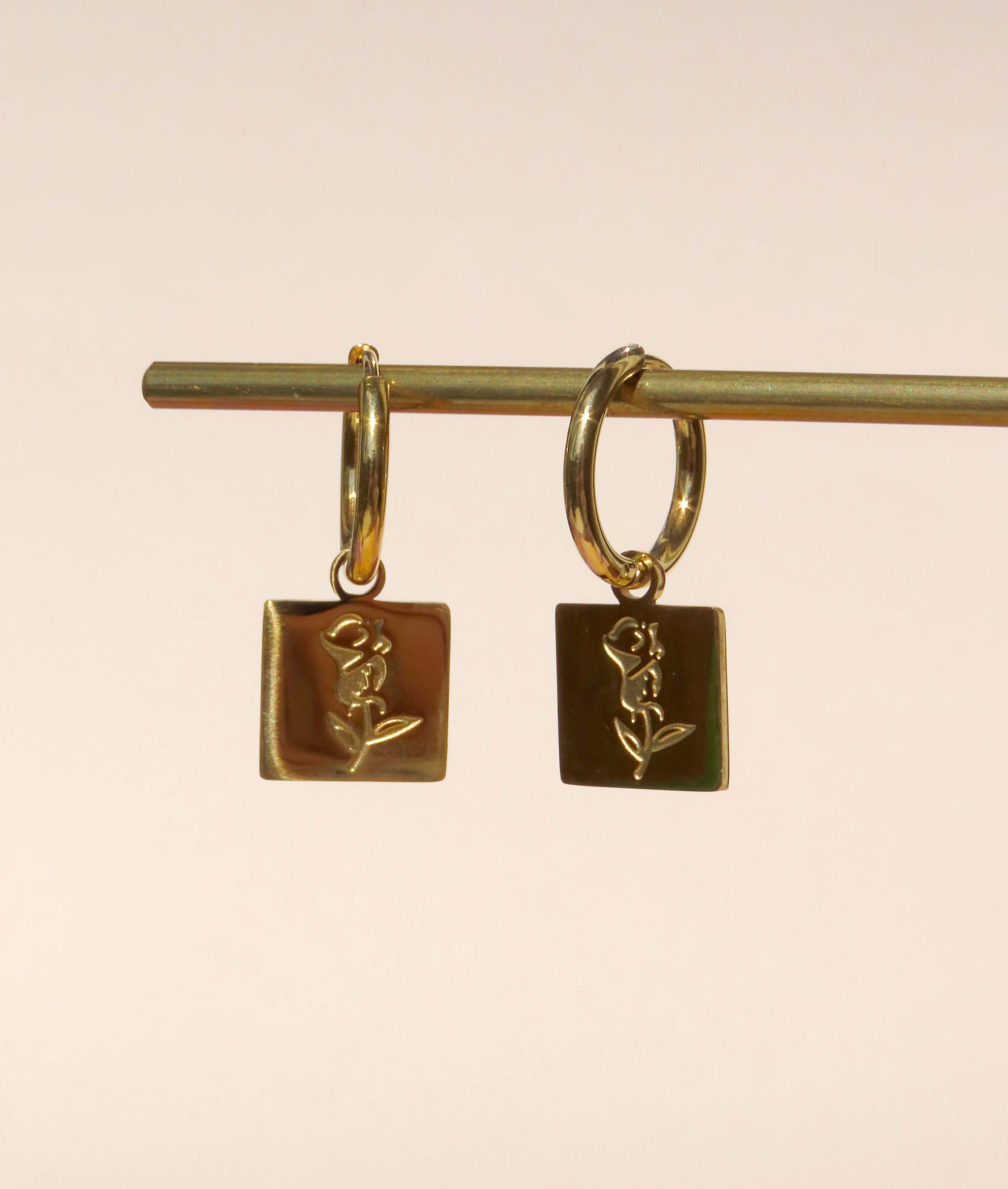 Boucles d'oreilles créoles ornement rose en acier inoxydable