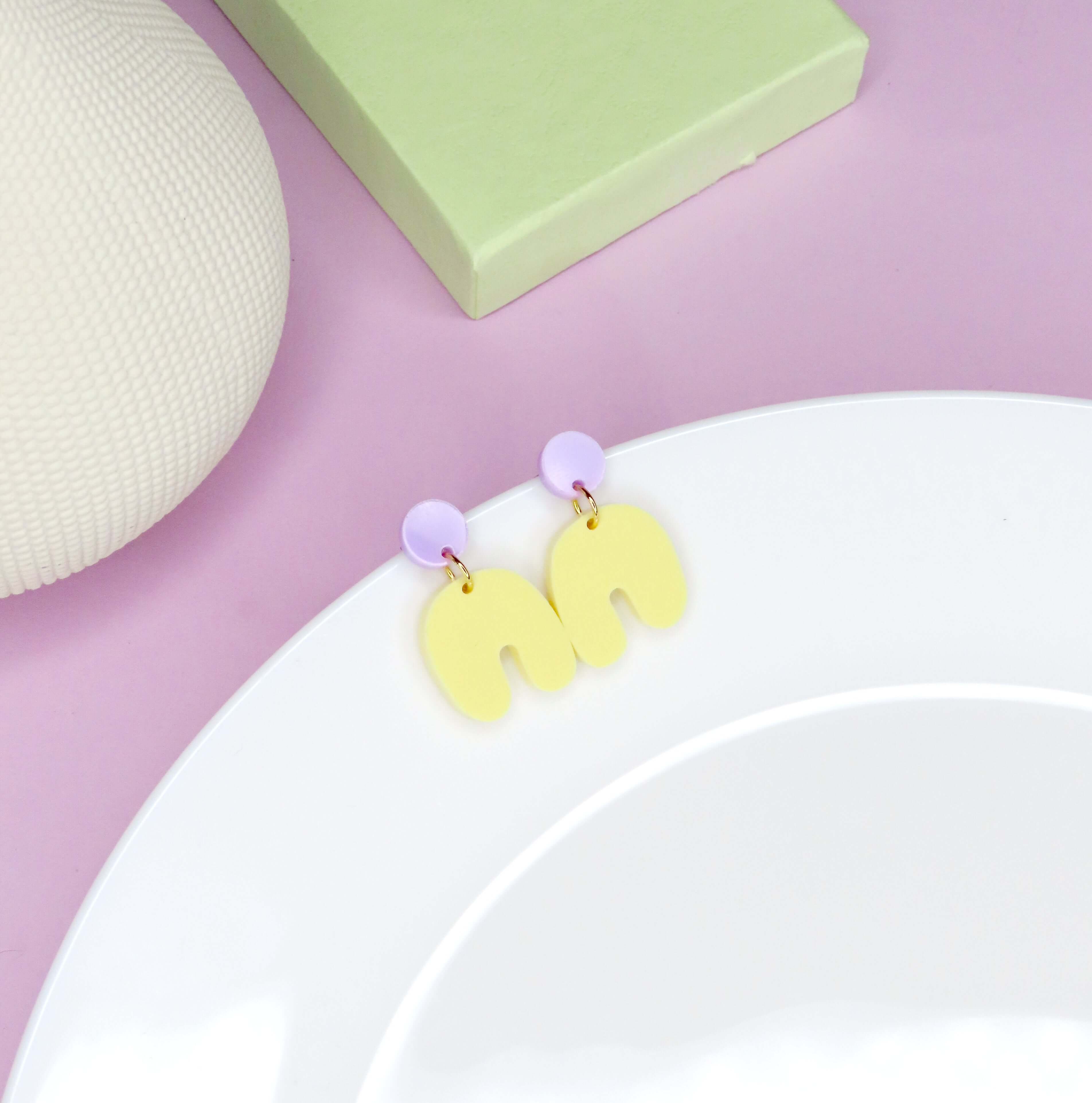 Small Squishy Arch earrings in lilac light yellow