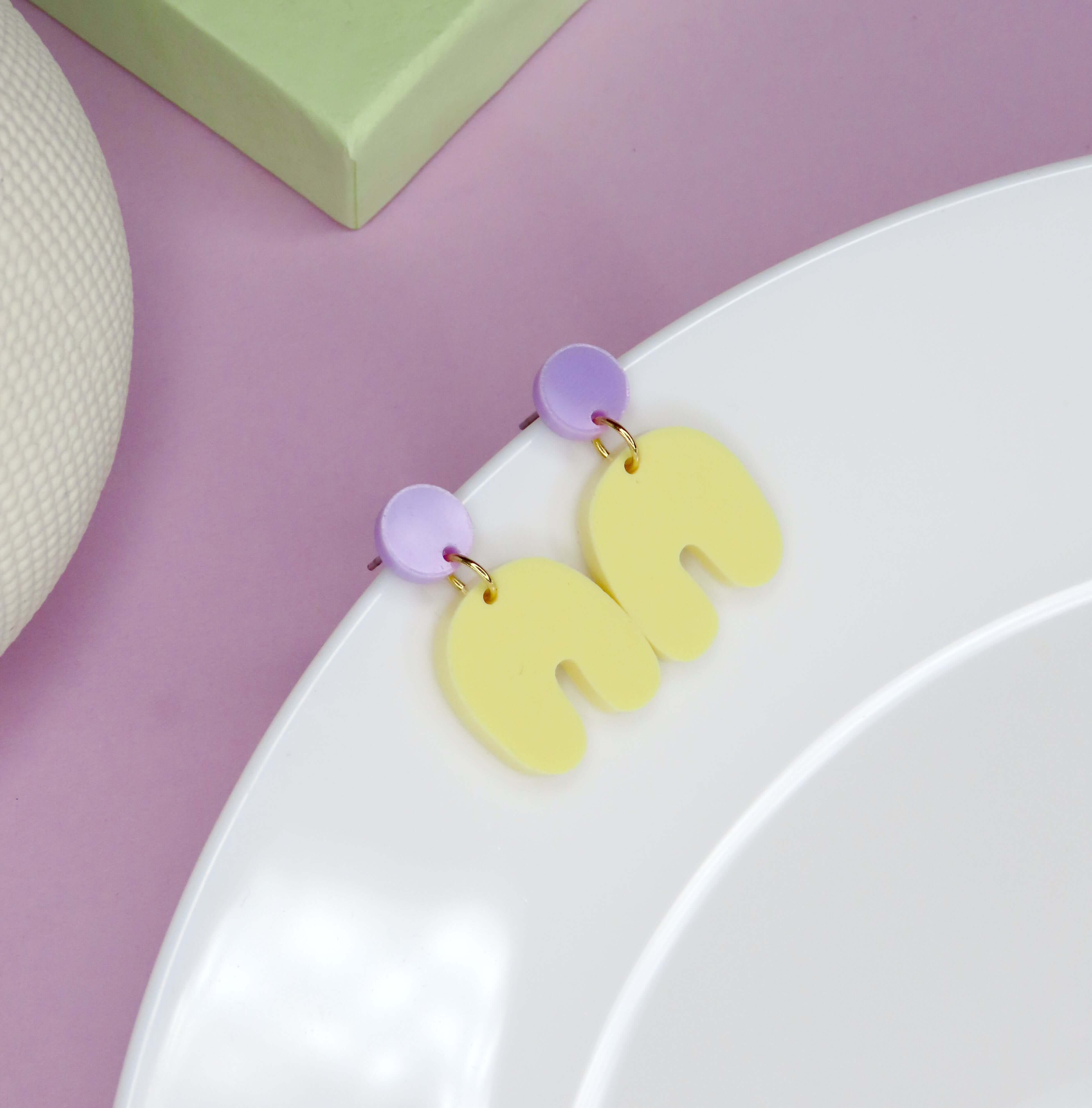 Small Squishy Arch earrings in lilac light yellow