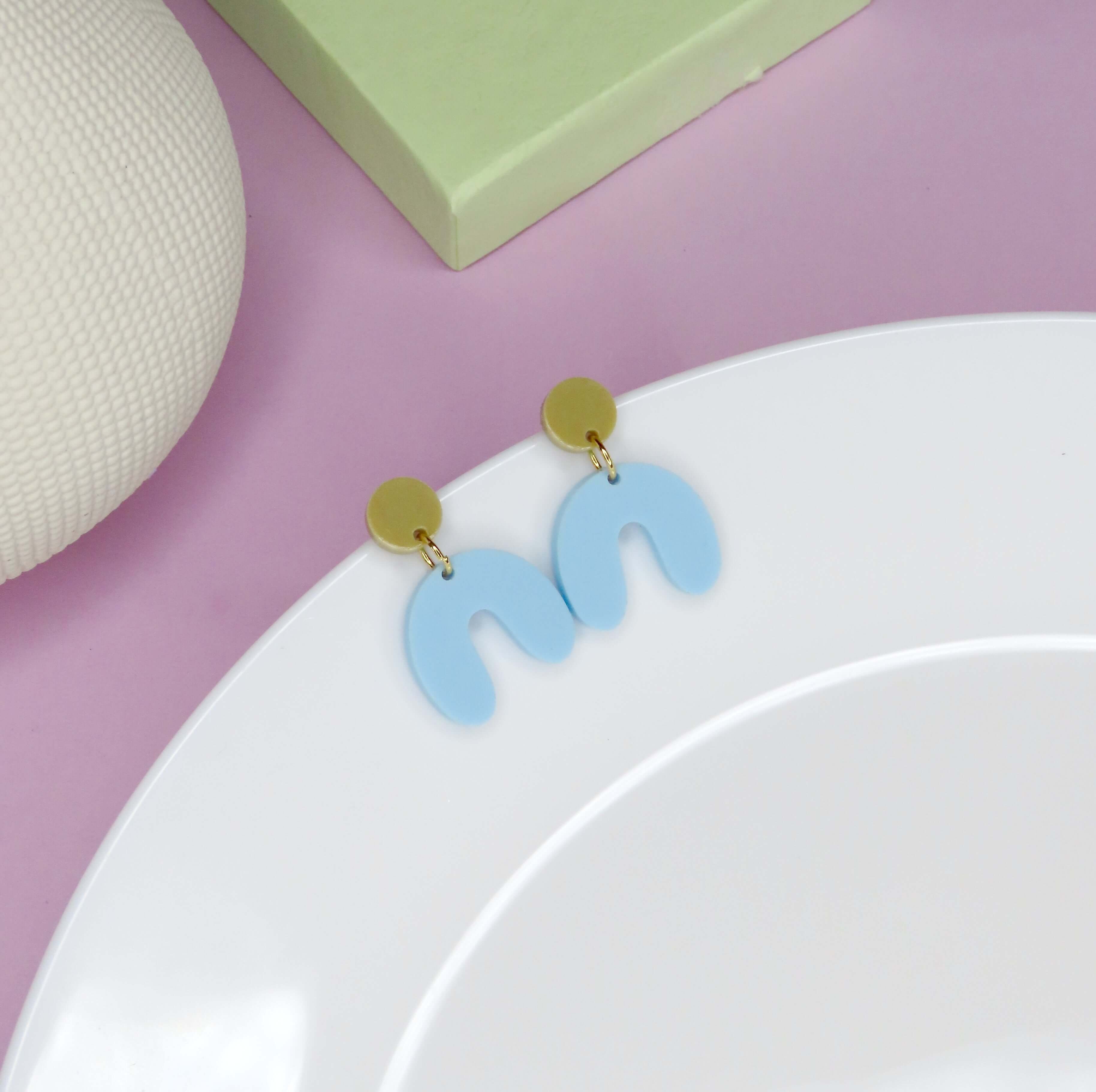 Small arch arch earrings in sand light blue