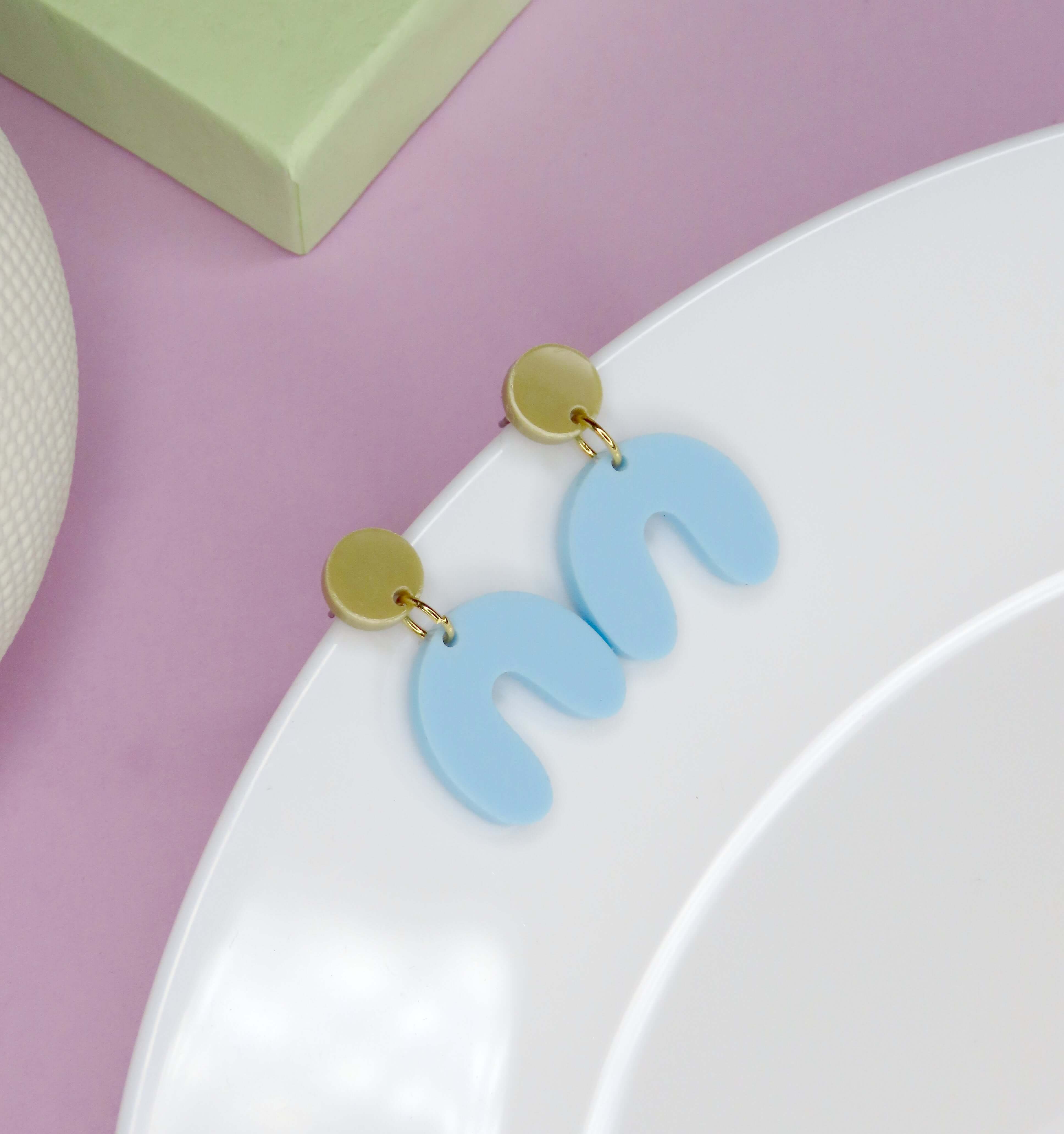 Small arch arch earrings in sand light blue