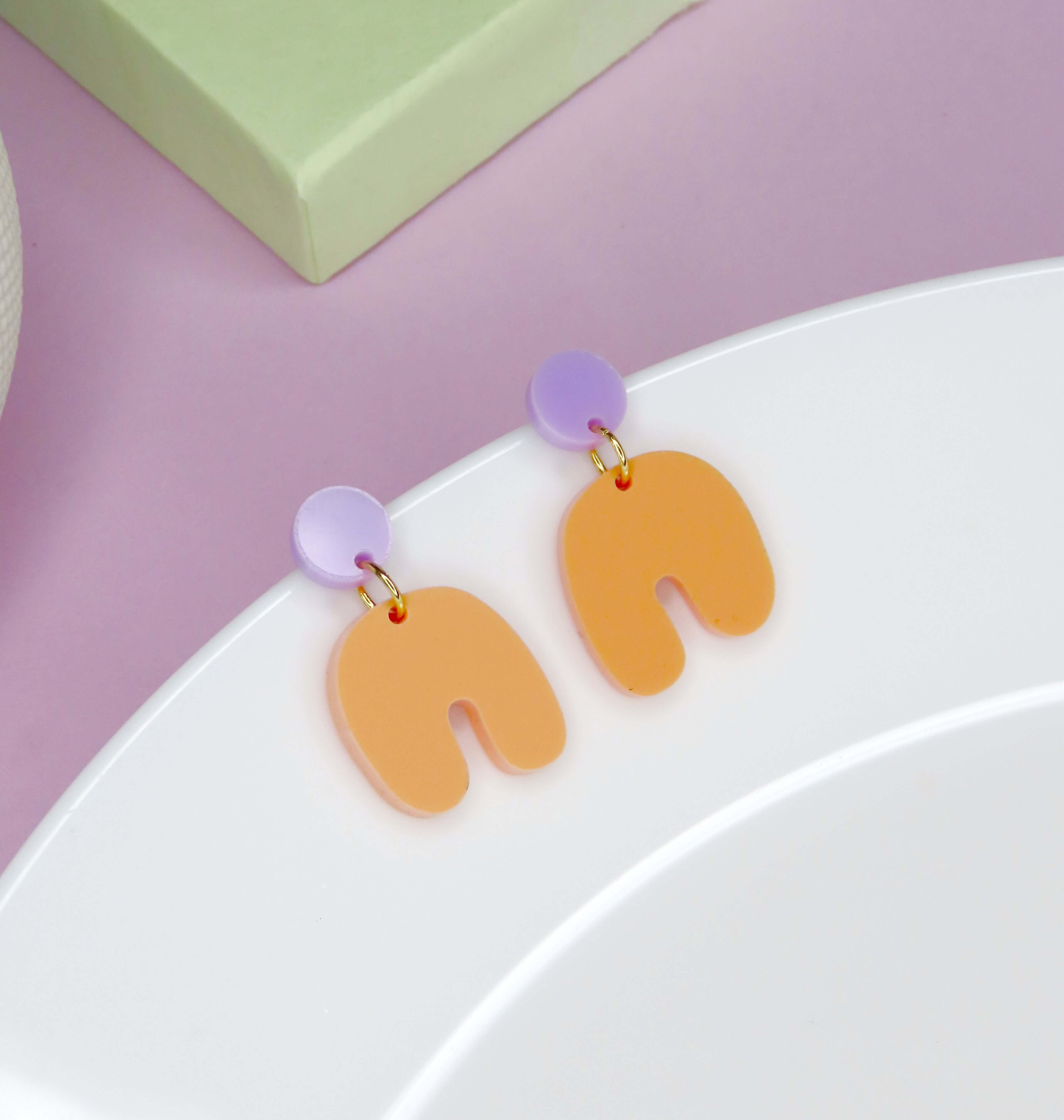 Small Squishy Arch earrings in lilac peach