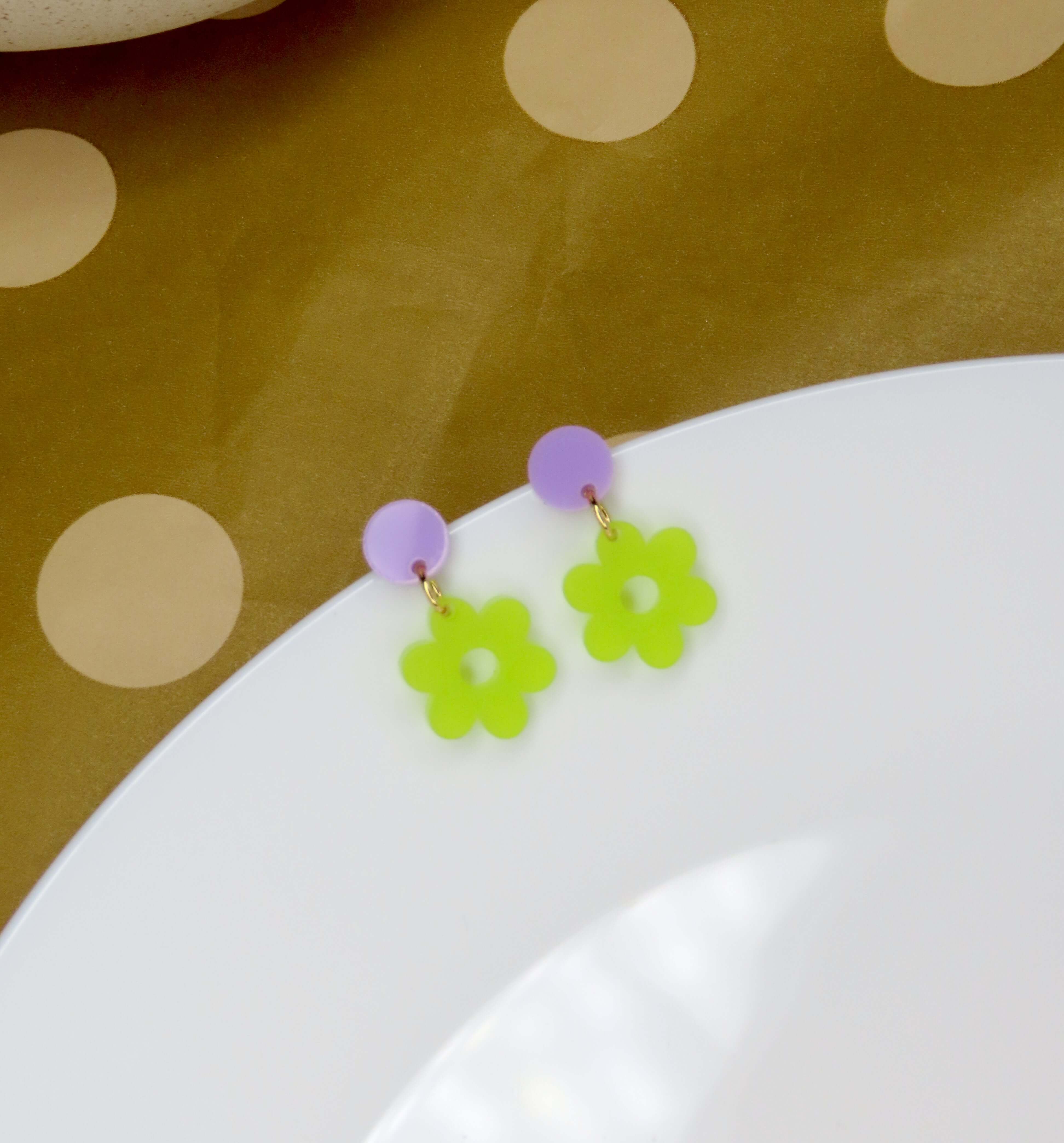 Boucles d'oreilles en acrylique marguerite unique avec bouchons en acier inoxydable en lilas lime