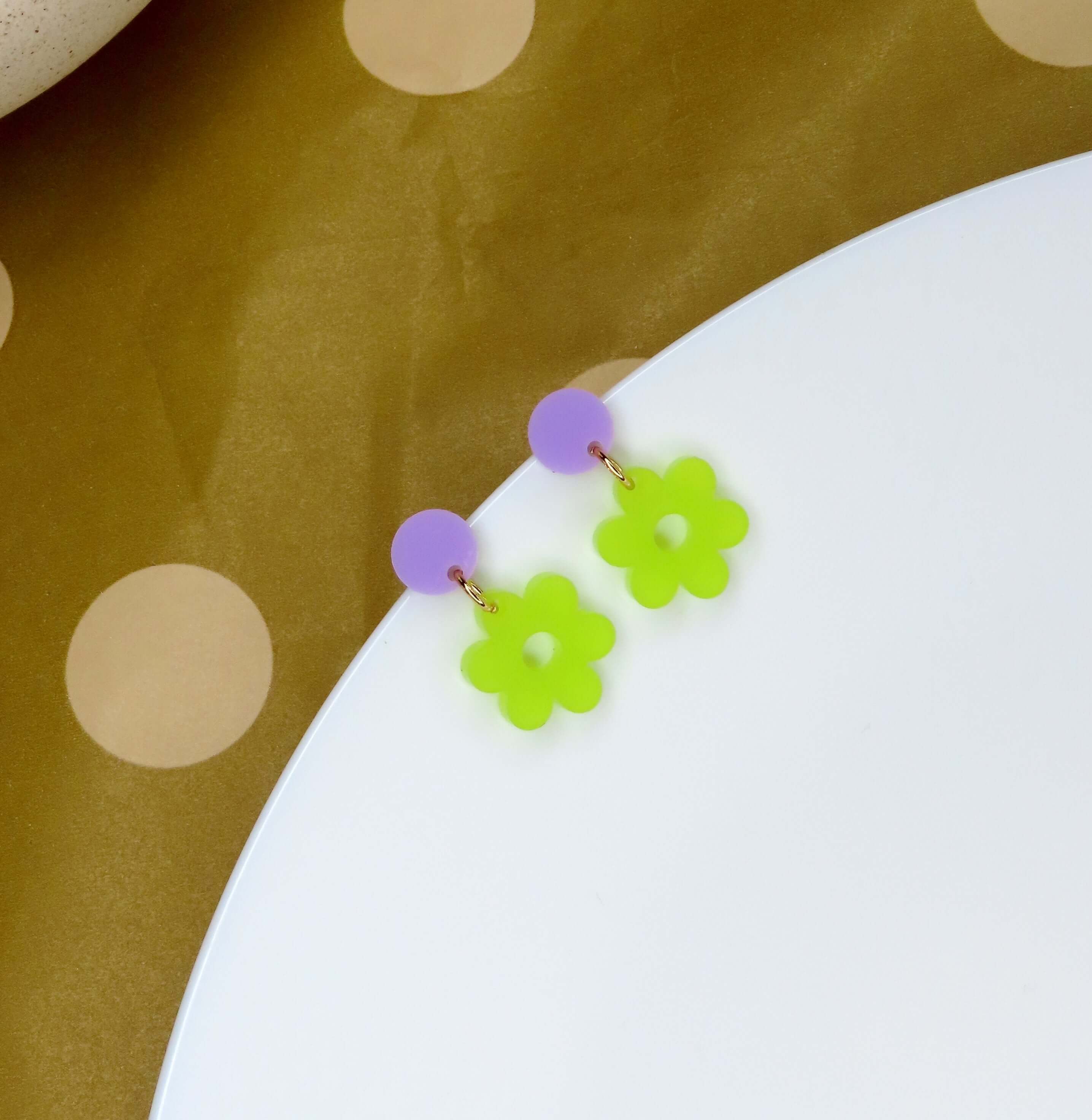 Boucles d'oreilles en acrylique marguerite unique avec bouchons en acier inoxydable en lilas lime
