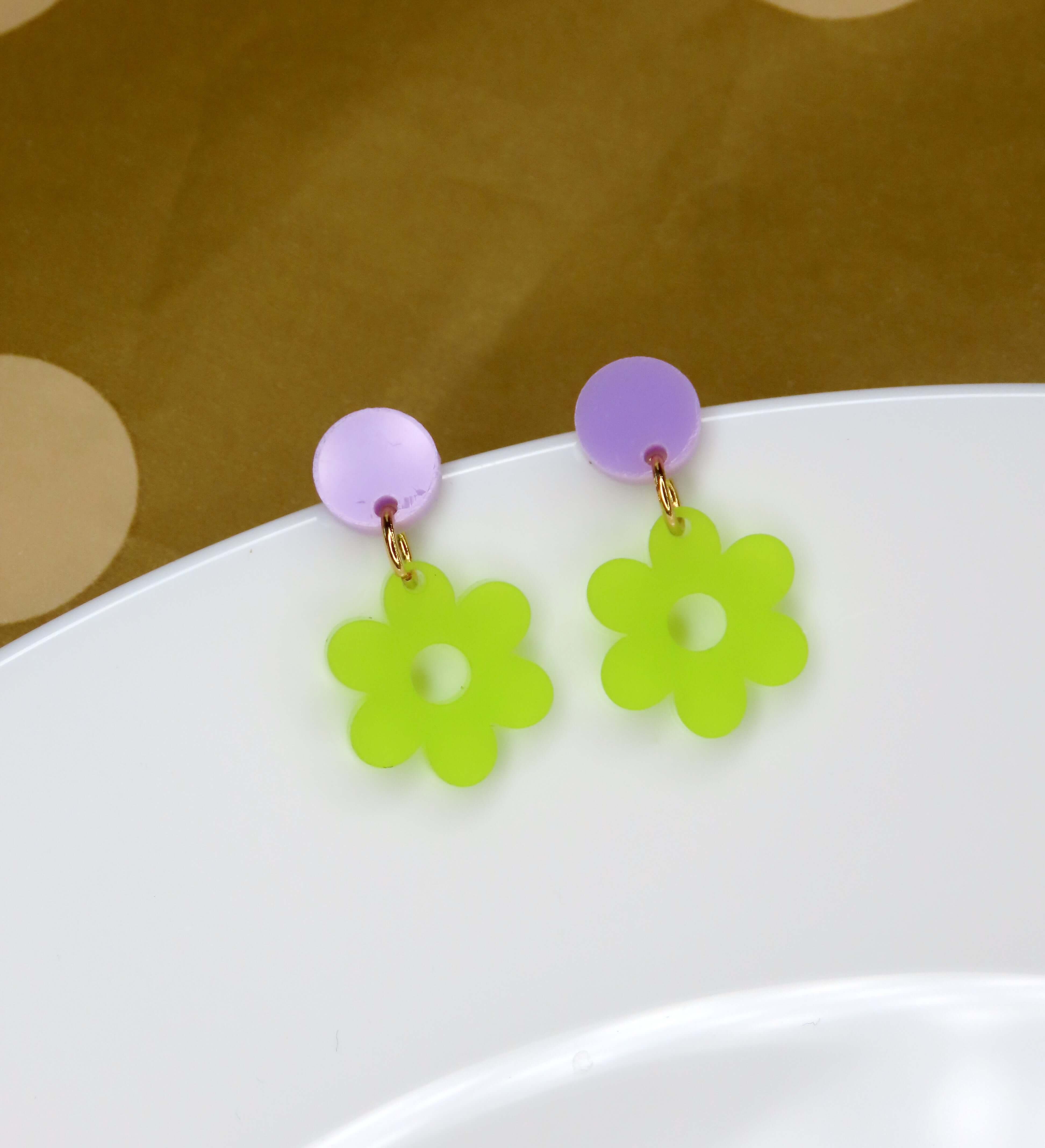 Boucles d'oreilles en acrylique marguerite unique avec bouchons en acier inoxydable en lilas lime