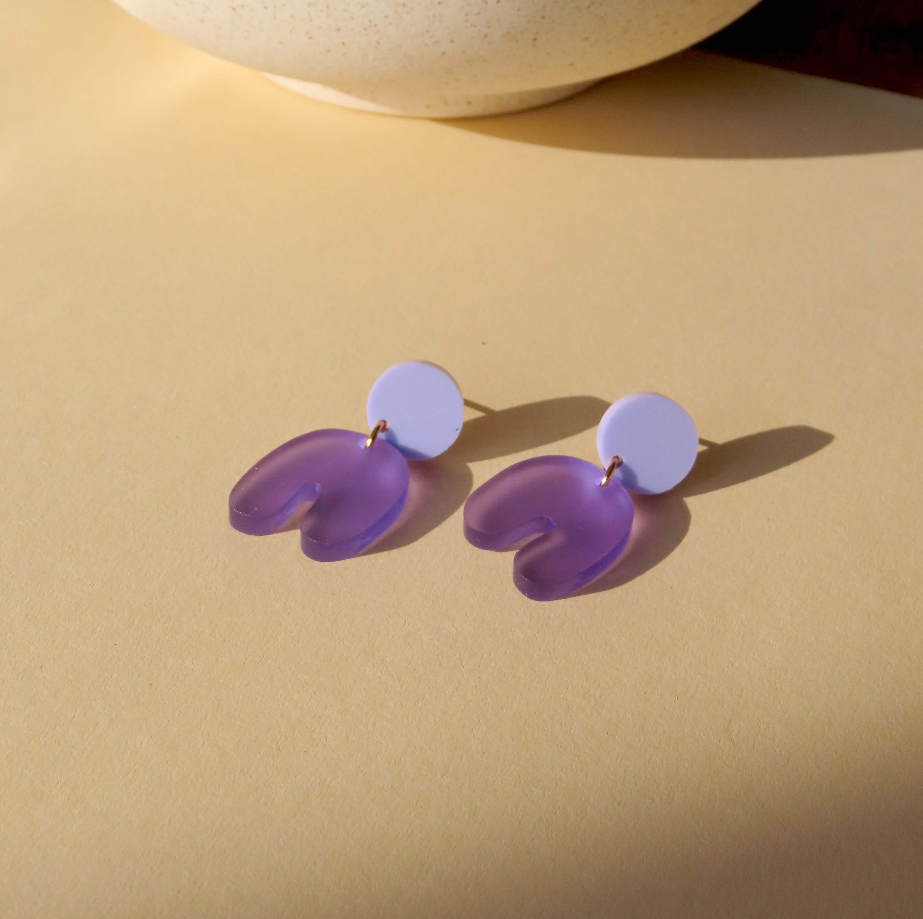 Boucles d'oreilles en arc spongieux transparent violet lilas