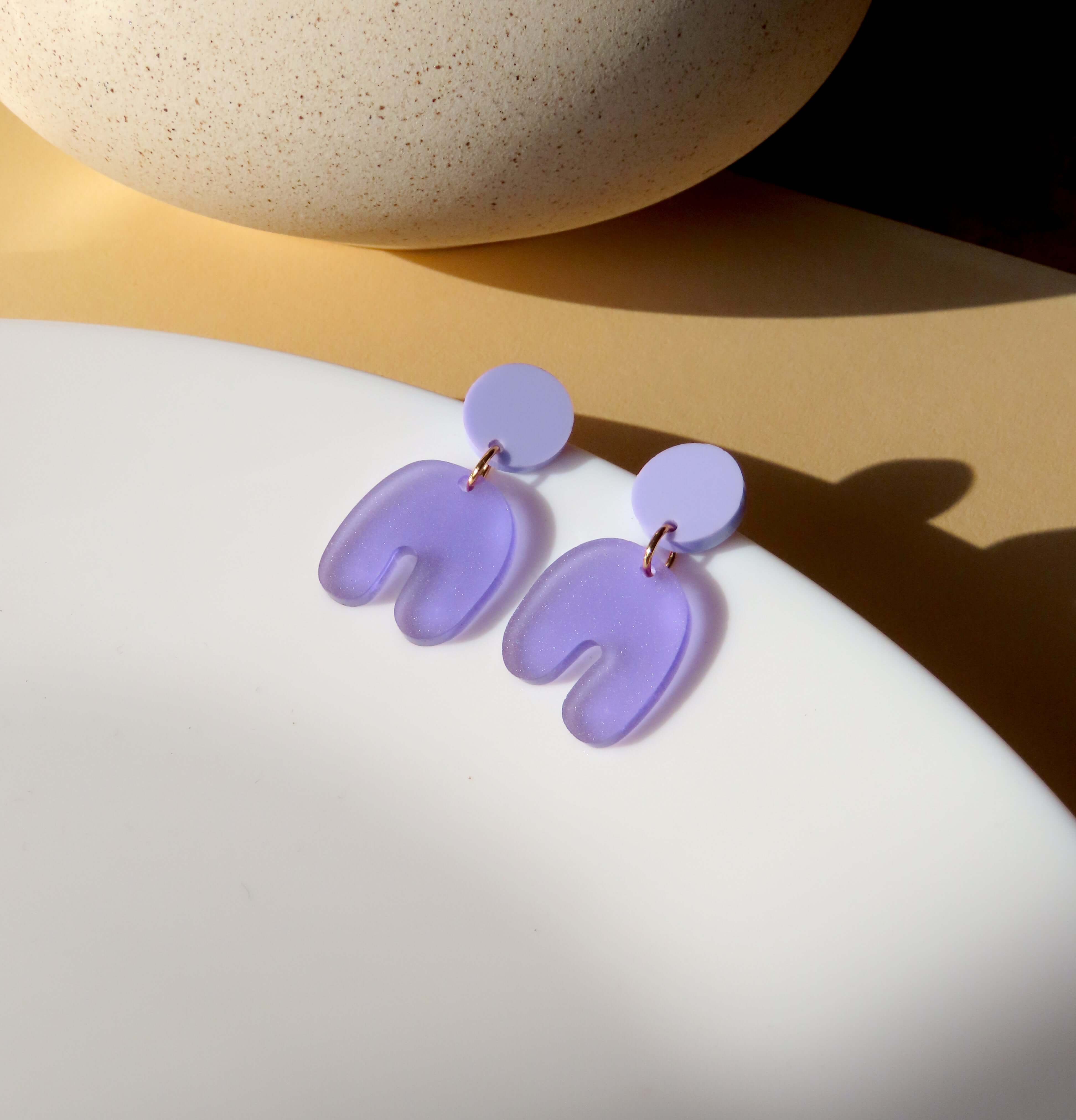 Boucles d'oreilles en arc spongieux transparent violet lilas