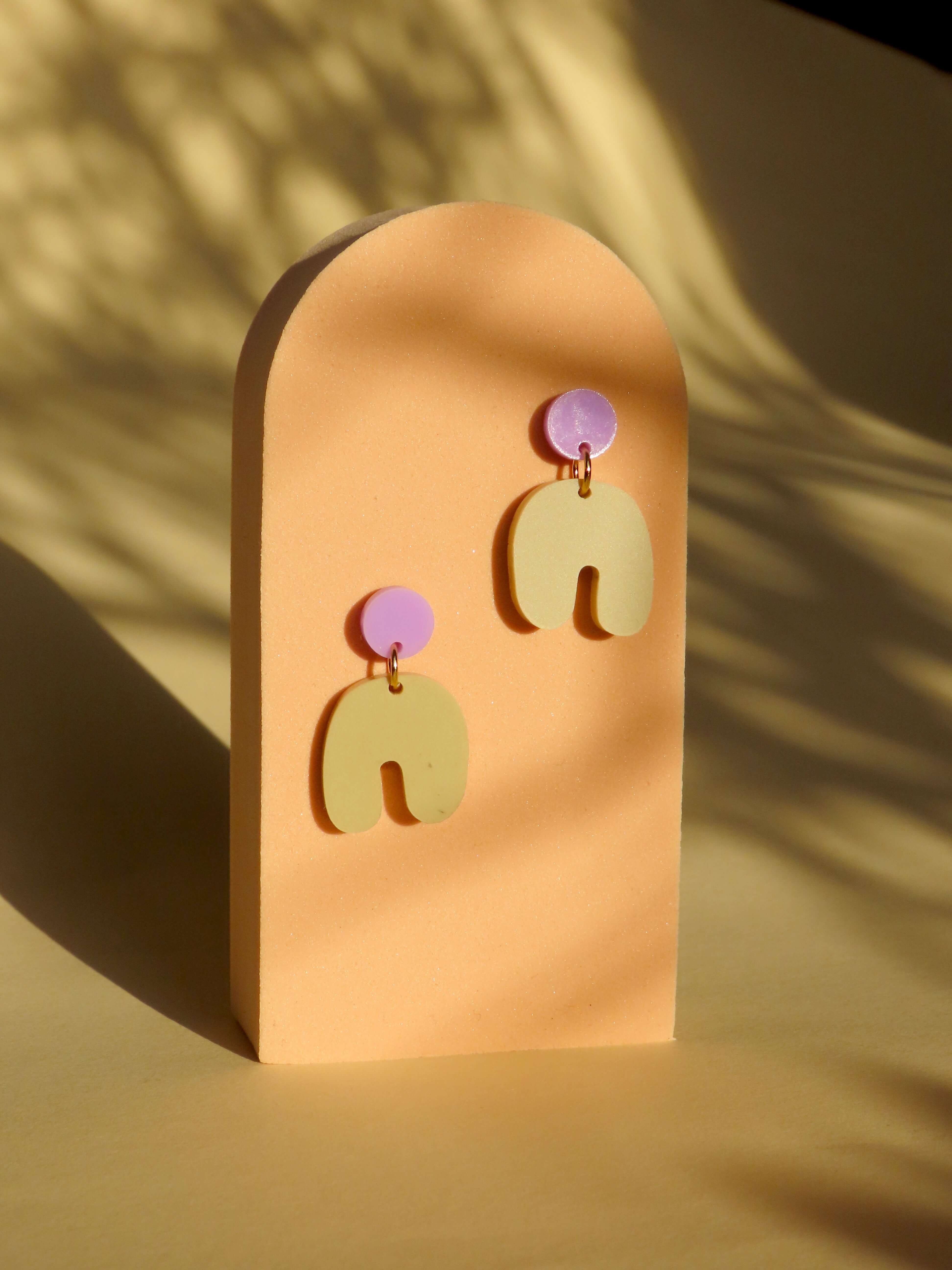 Small Squishy Arch earrings in lilac light yellow