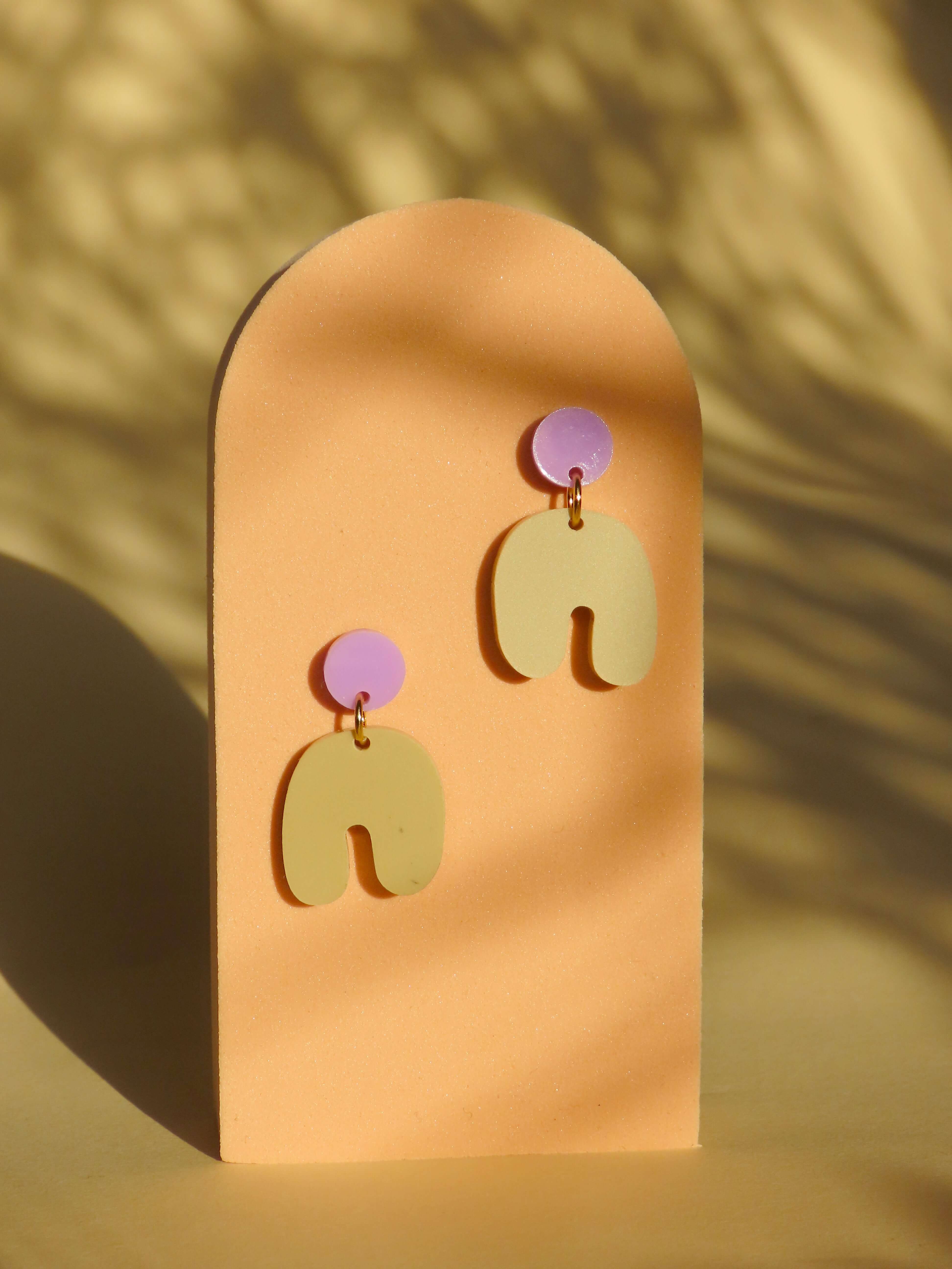 Small Squishy Arch earrings in lilac light yellow