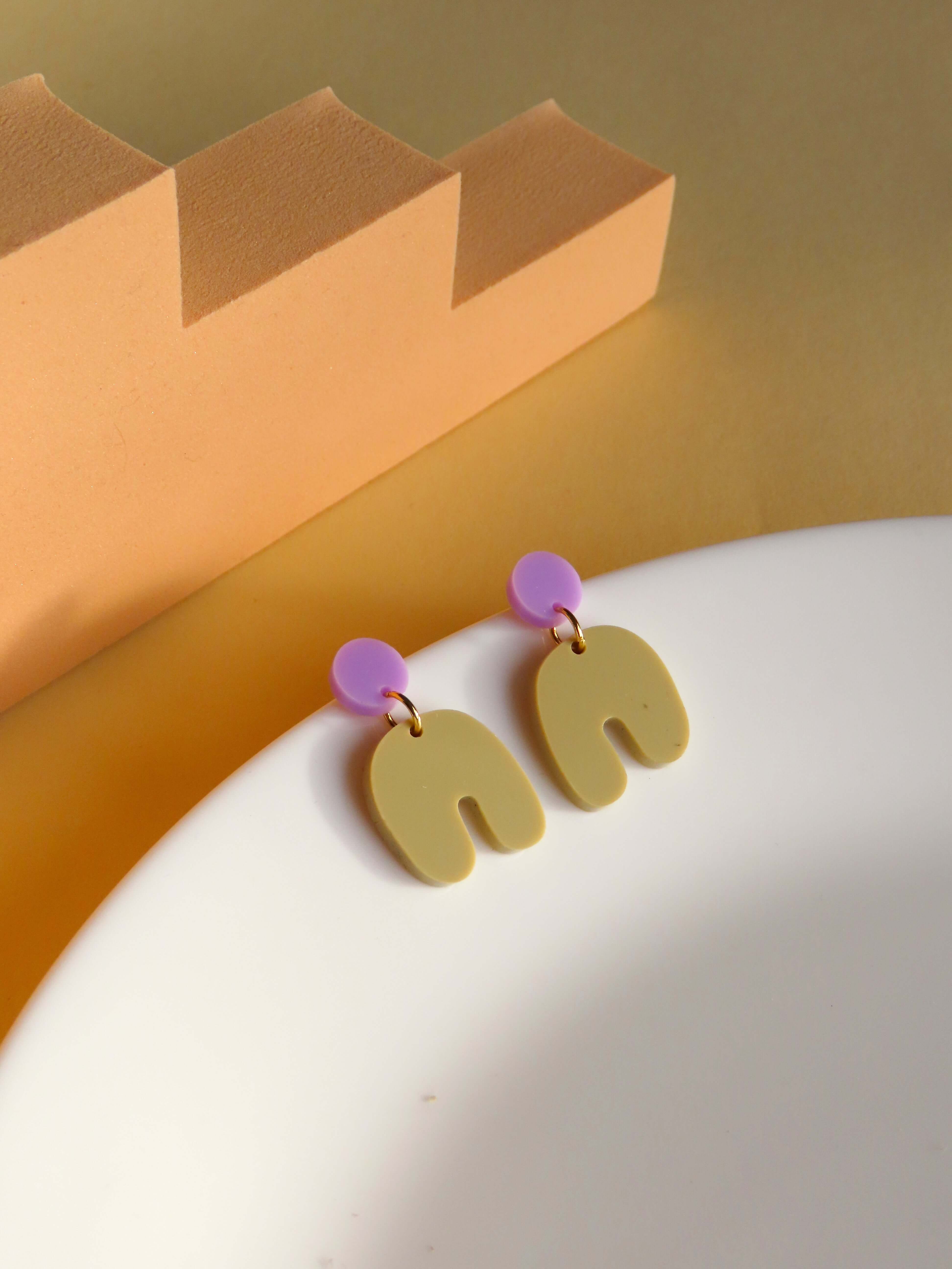 Small Squishy Arch earrings in lilac light yellow
