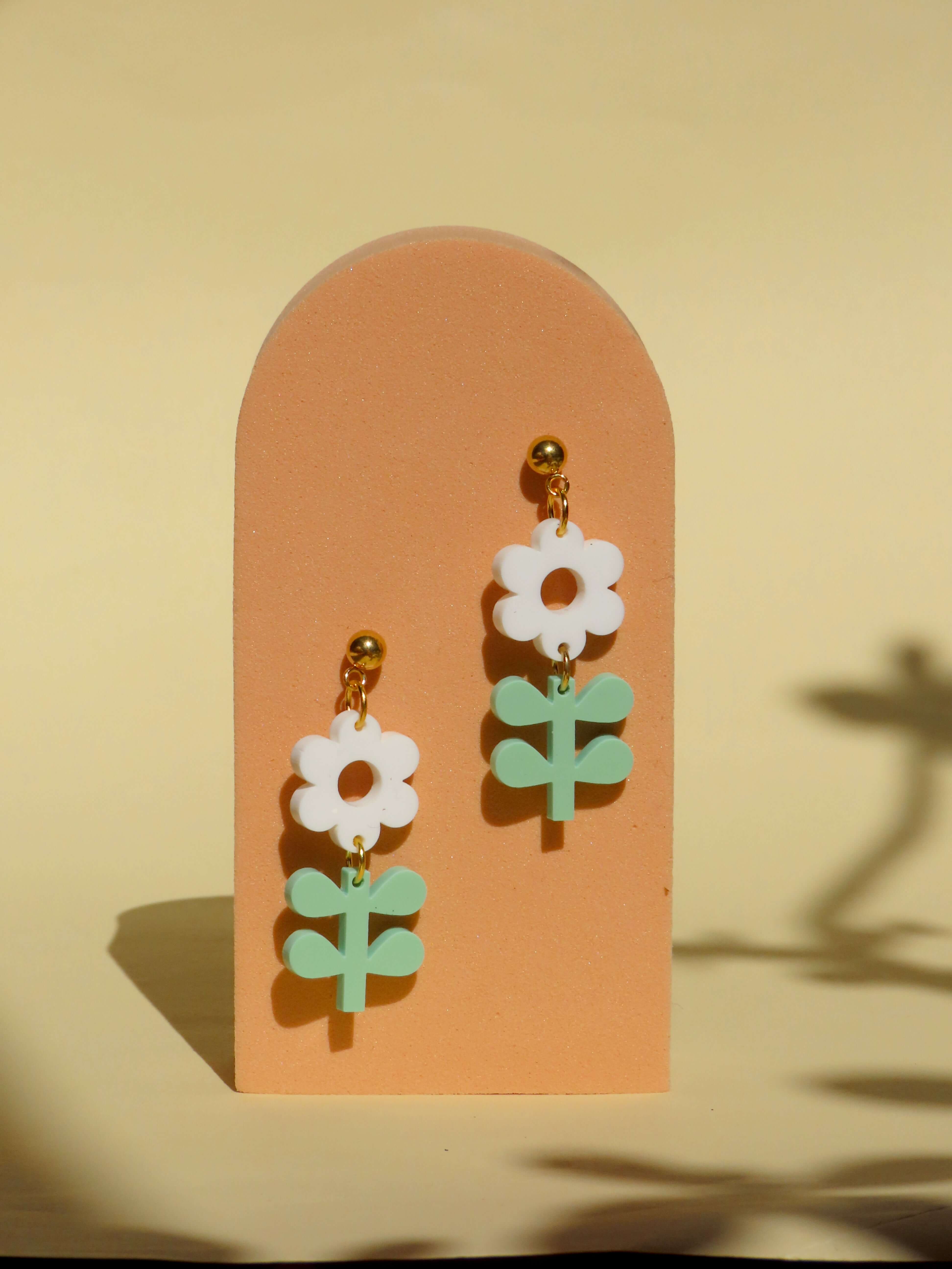 Handgefertigte Statement-Ohrringe in Weiß und Mint, mit Blumen-Design, perfekt für den Frühling und Festivals.