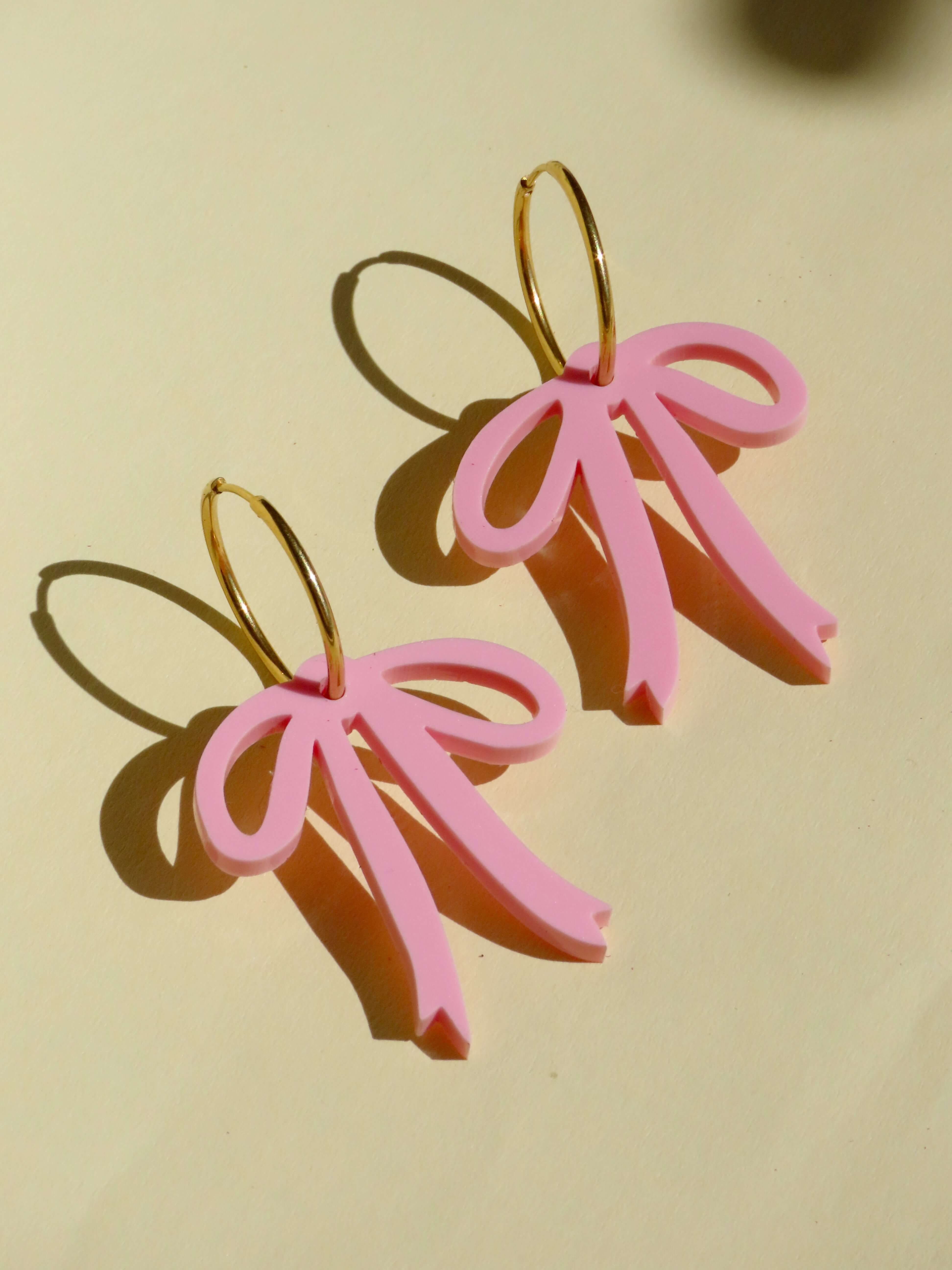Verspielte rosa Schleifen-Creolen mit vergoldetem Edelstahl, 20 mm Durchmesser, handgefertigt und leicht.