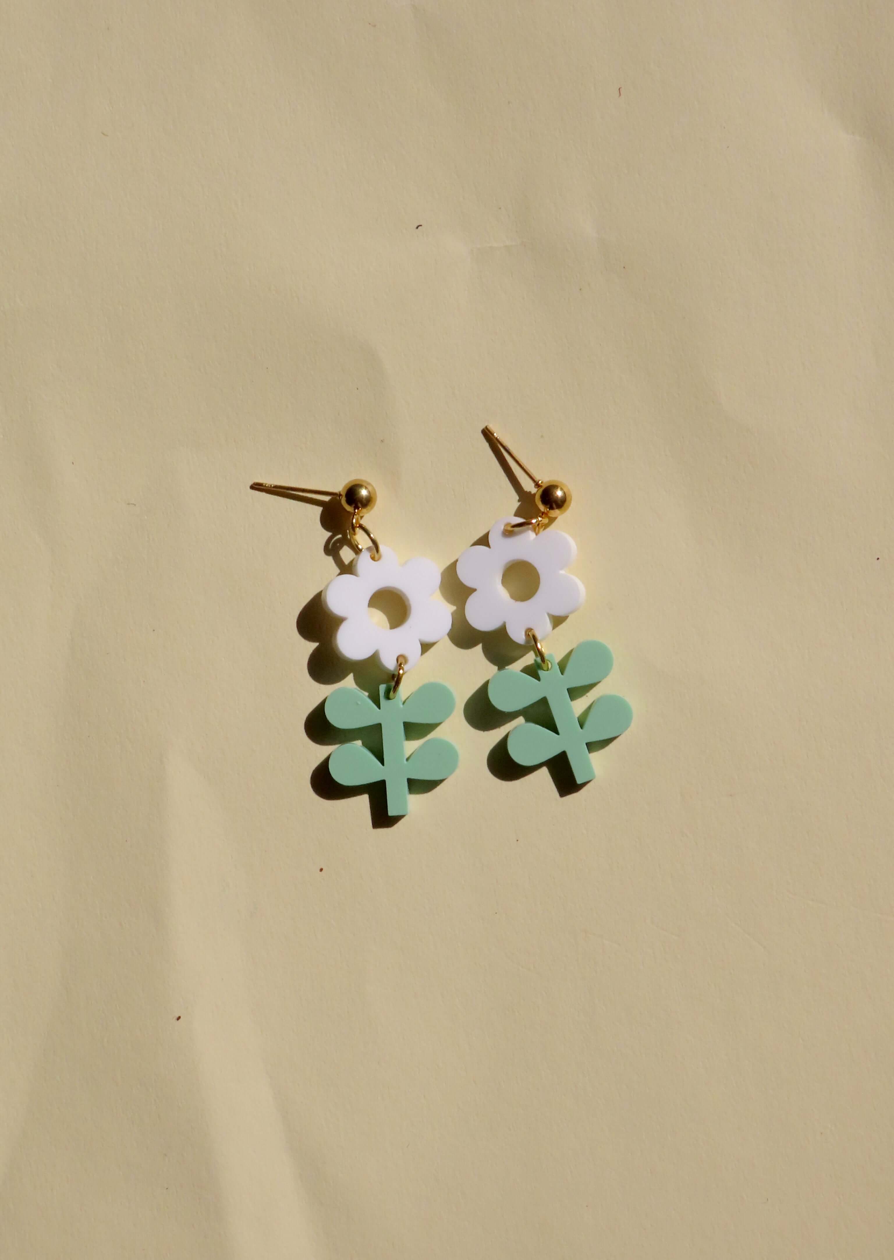 Statement earrings with white flower and mint leaves, perfect for spring outfits and festivals.