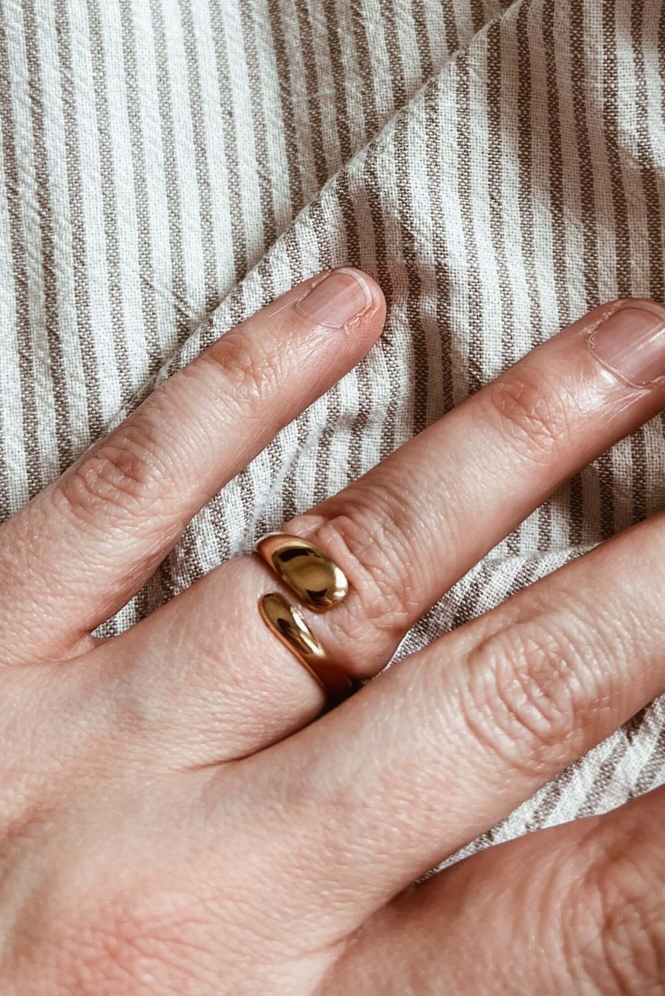 Embrace vergoldeter Edelstahl Ring